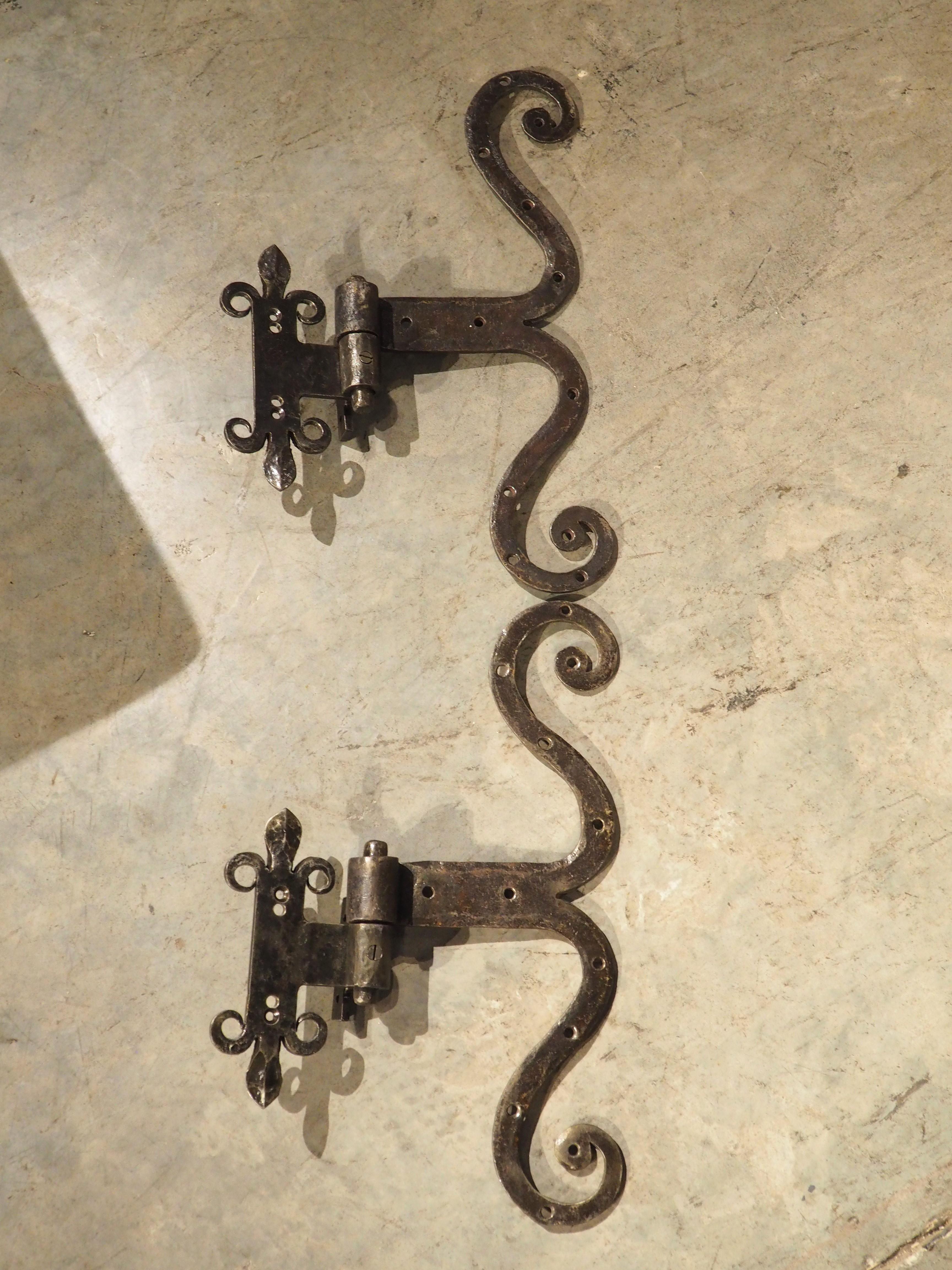 Coppia di cerniere per porte in ferro battuto Fleur De Lys, inizio XX secolo. in vendita 8
