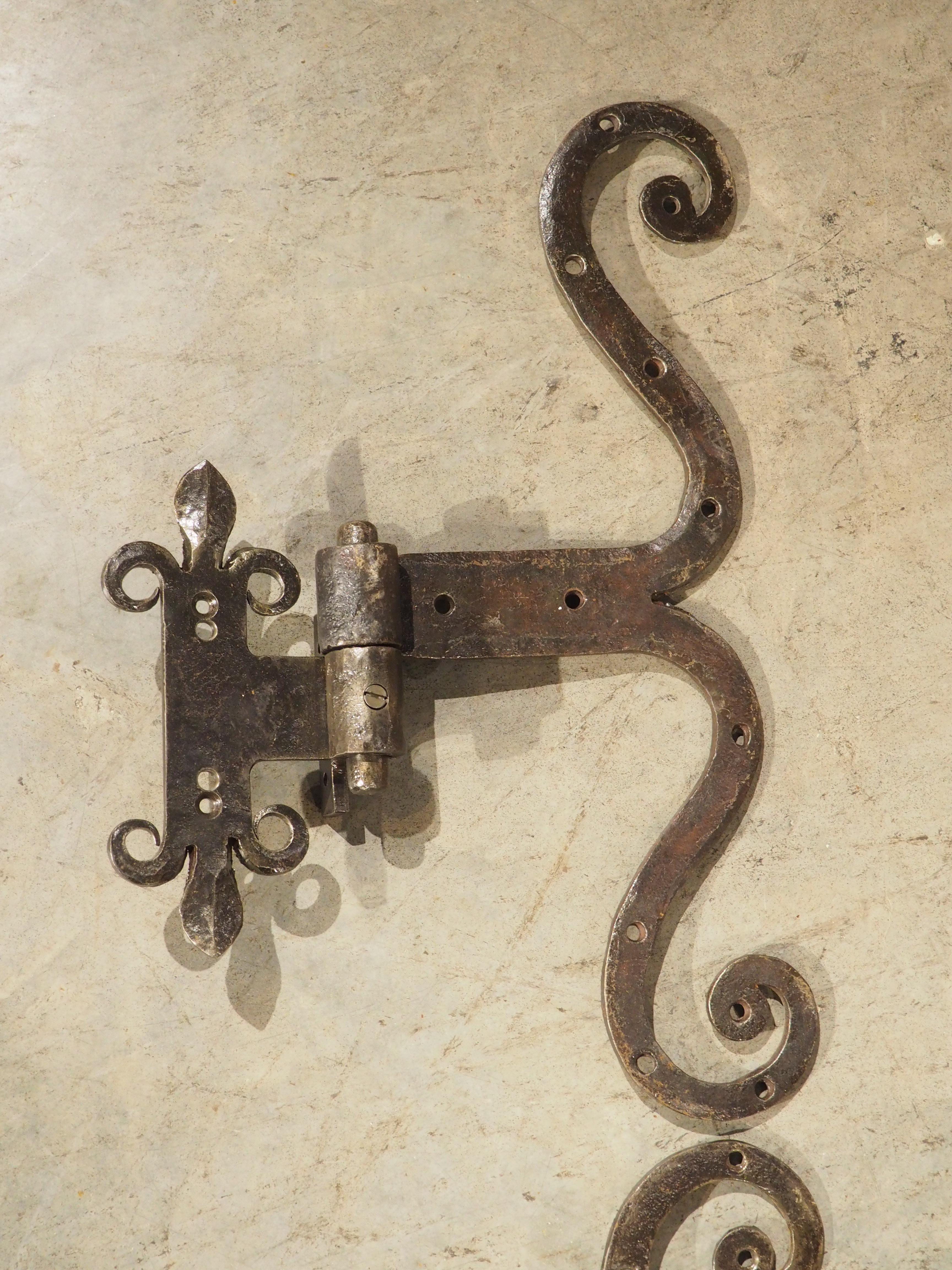 Francese Coppia di cerniere per porte in ferro battuto Fleur De Lys, inizio XX secolo. in vendita