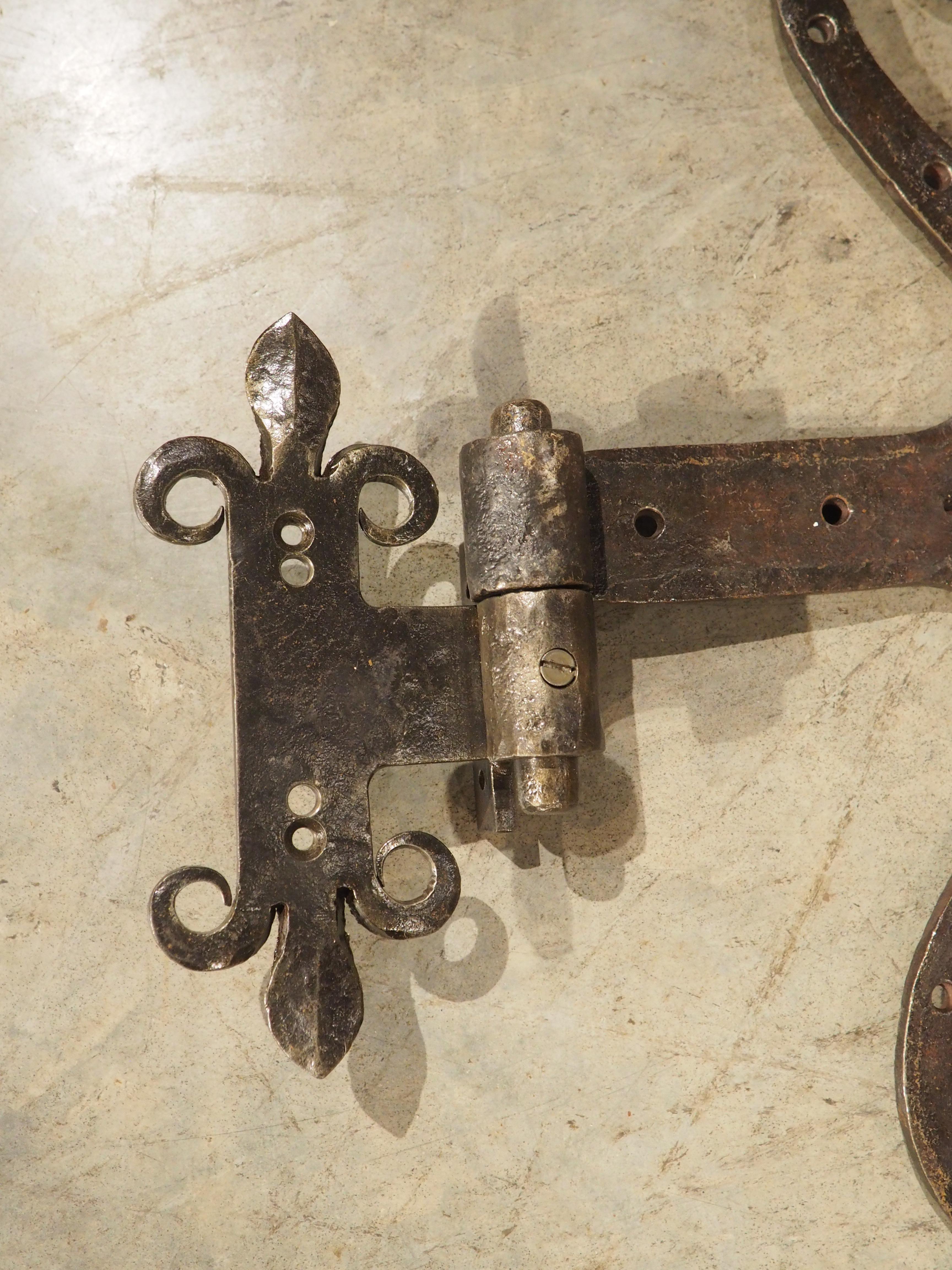 Coppia di cerniere per porte in ferro battuto Fleur De Lys, inizio XX secolo. In condizioni buone in vendita a Dallas, TX