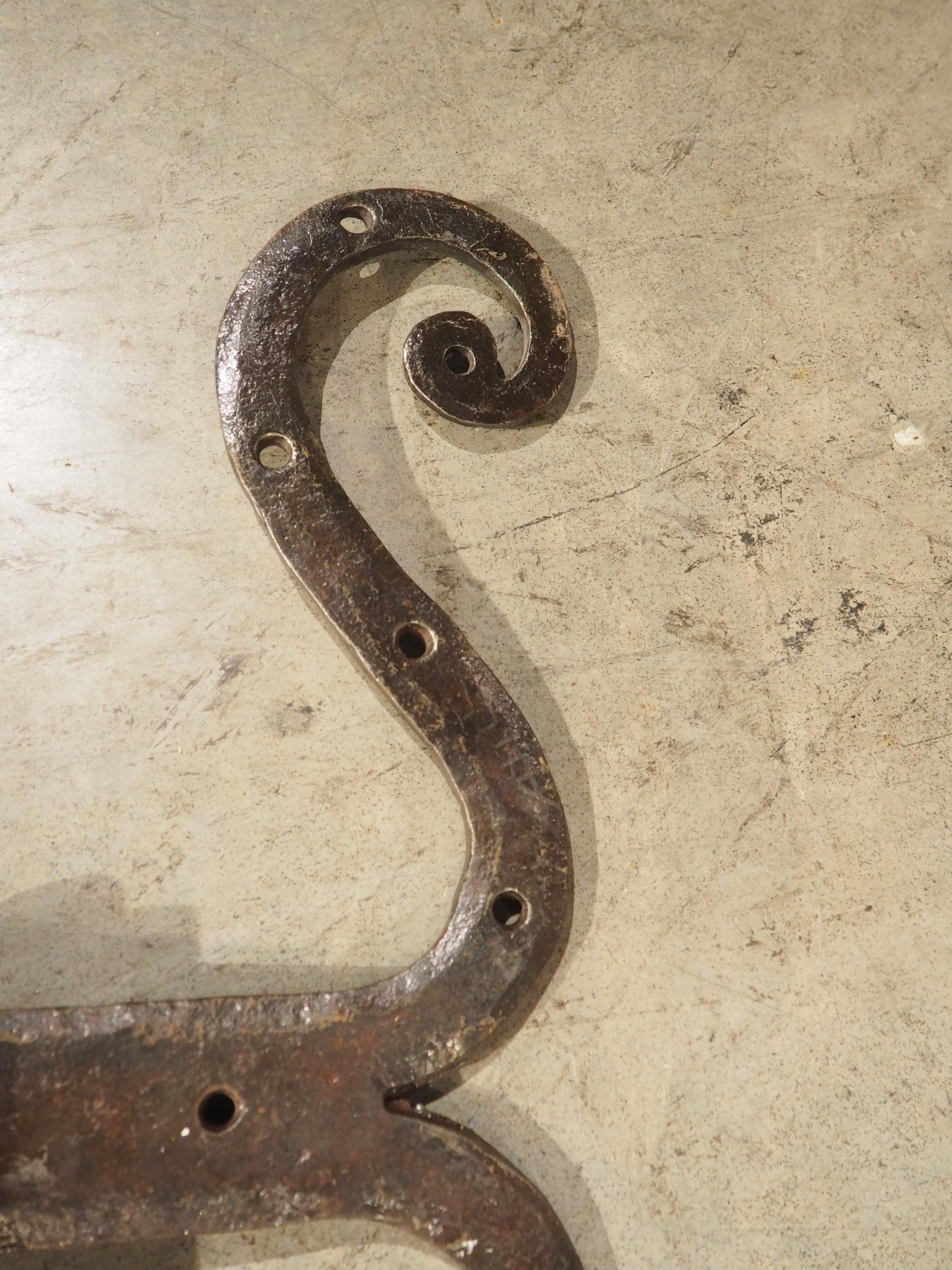 Metallo Coppia di cerniere per porte in ferro battuto Fleur De Lys, inizio XX secolo. in vendita