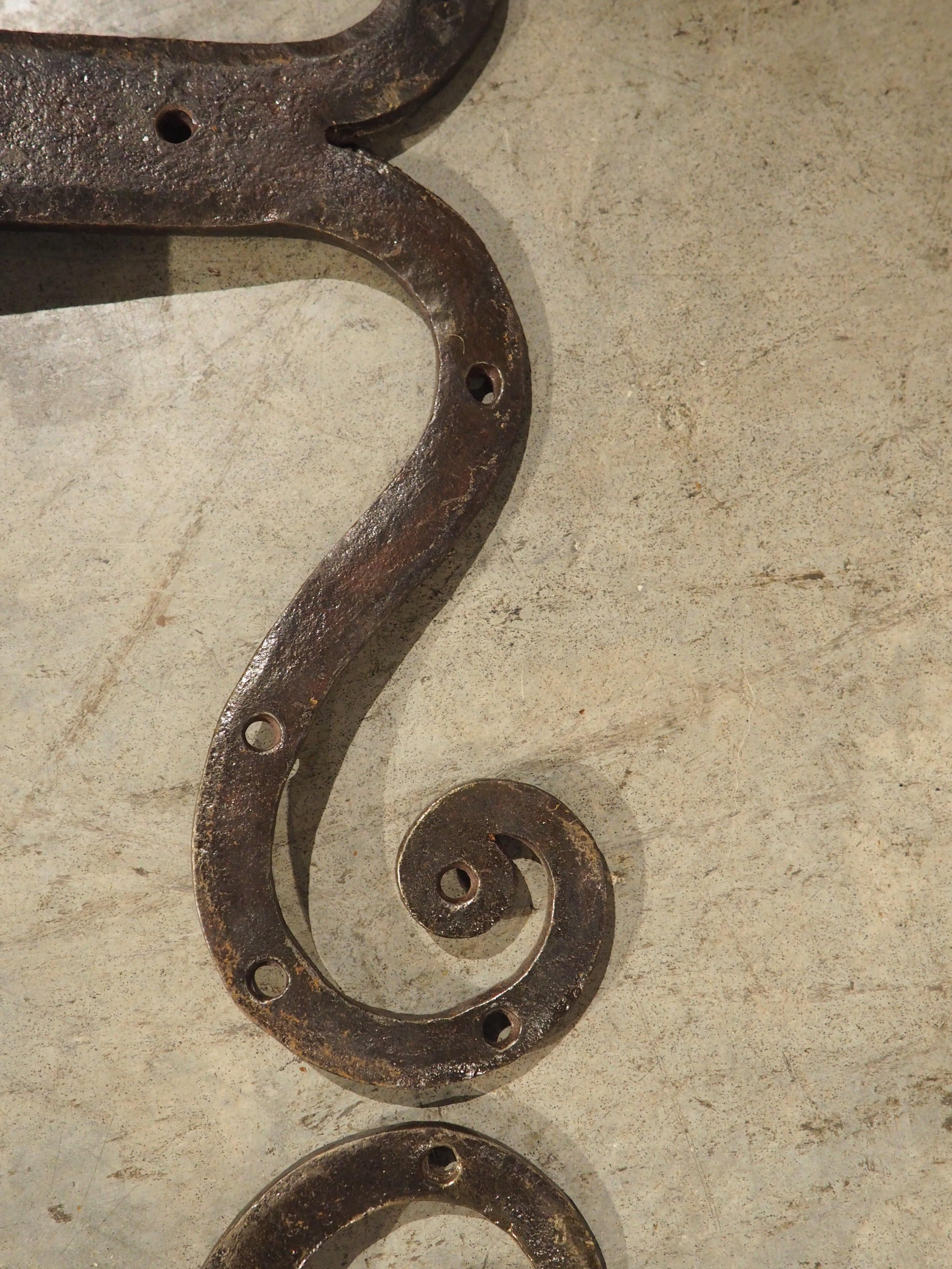 Coppia di cerniere per porte in ferro battuto Fleur De Lys, inizio XX secolo. in vendita 1