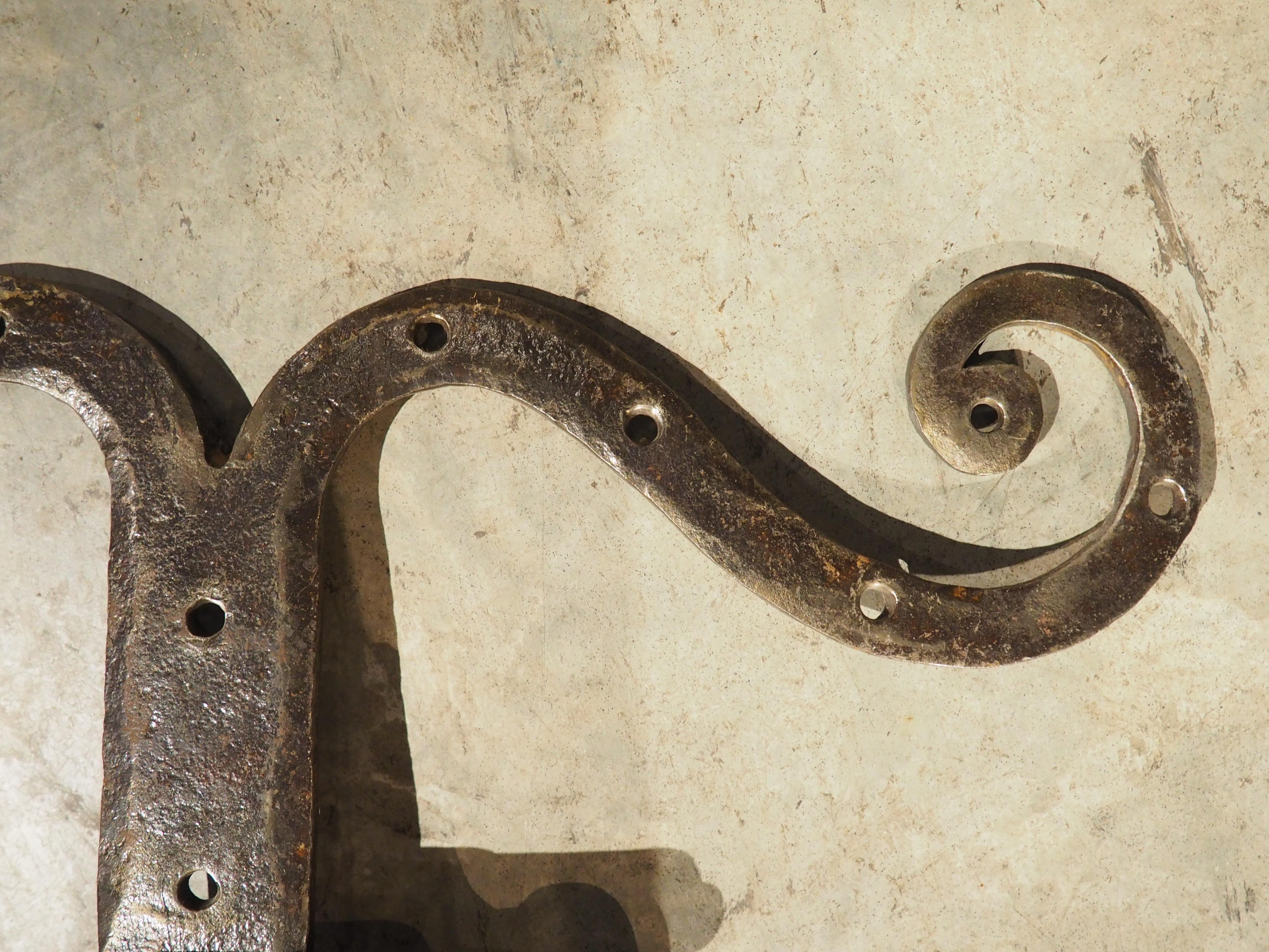 Coppia di cerniere per porte in ferro battuto Fleur De Lys, inizio XX secolo. in vendita 3