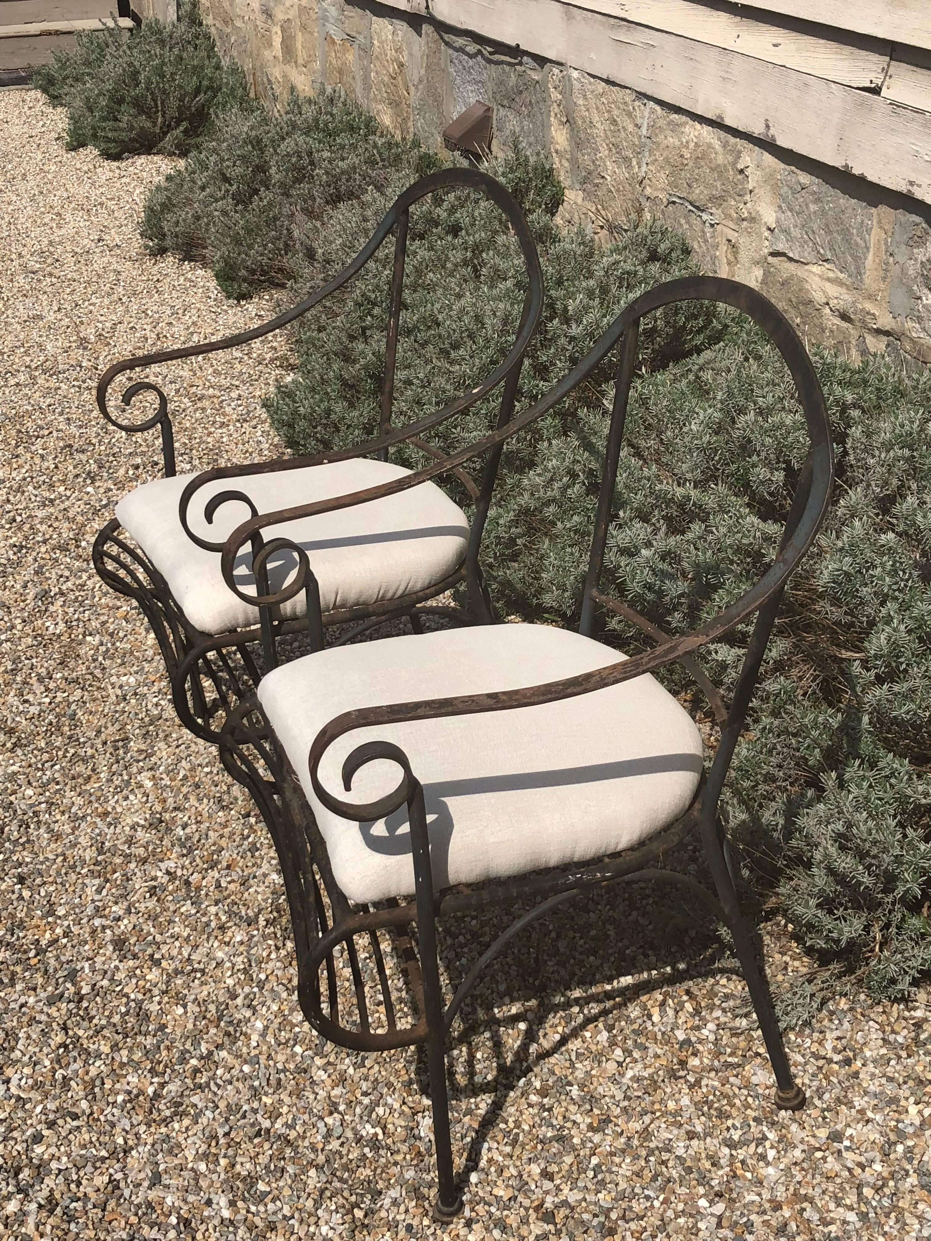 Paar französische schmiedeeiserne Gartenstühle (Moderne der Mitte des Jahrhunderts)