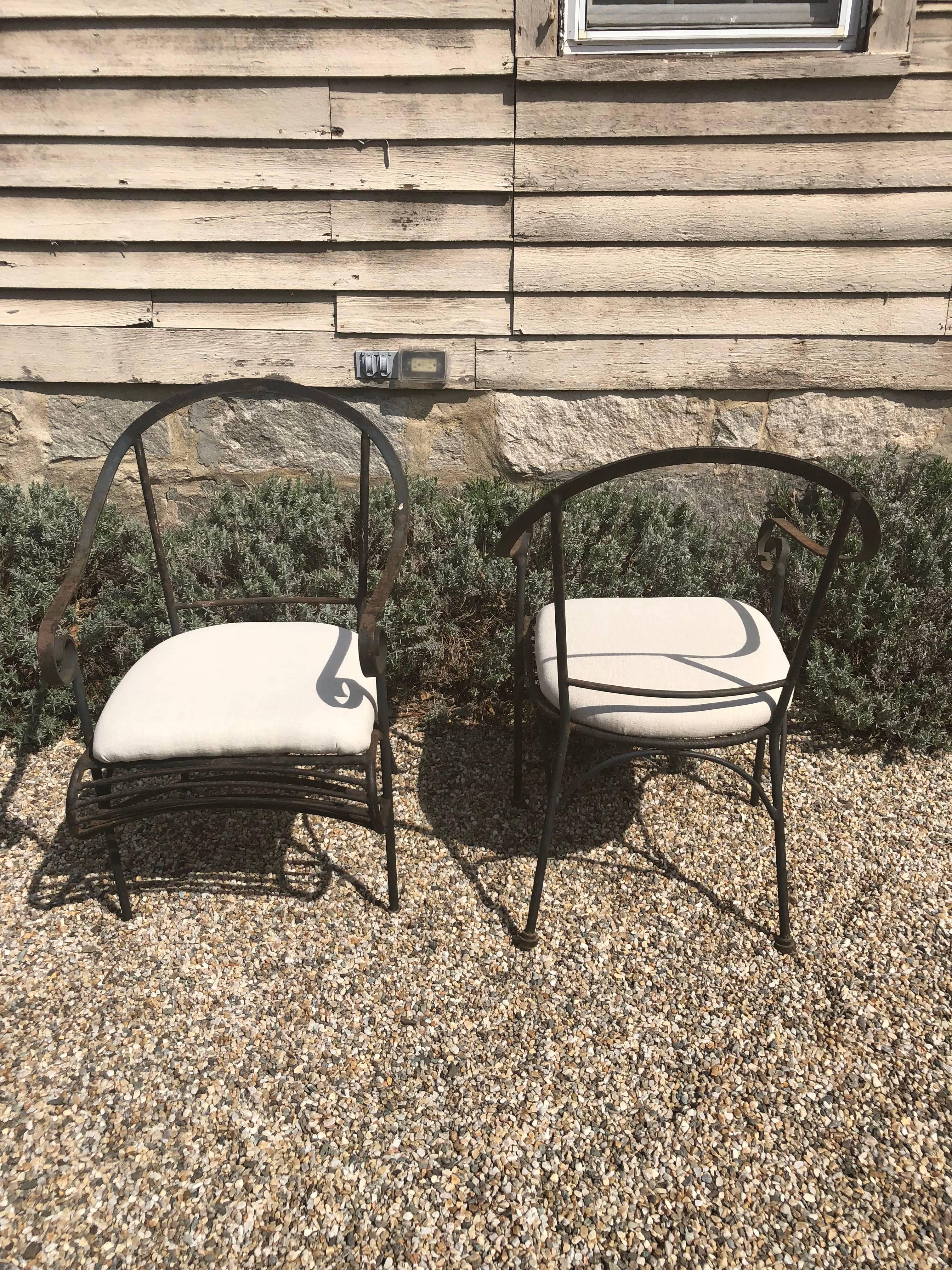 Paar französische schmiedeeiserne Gartenstühle (Französisch)