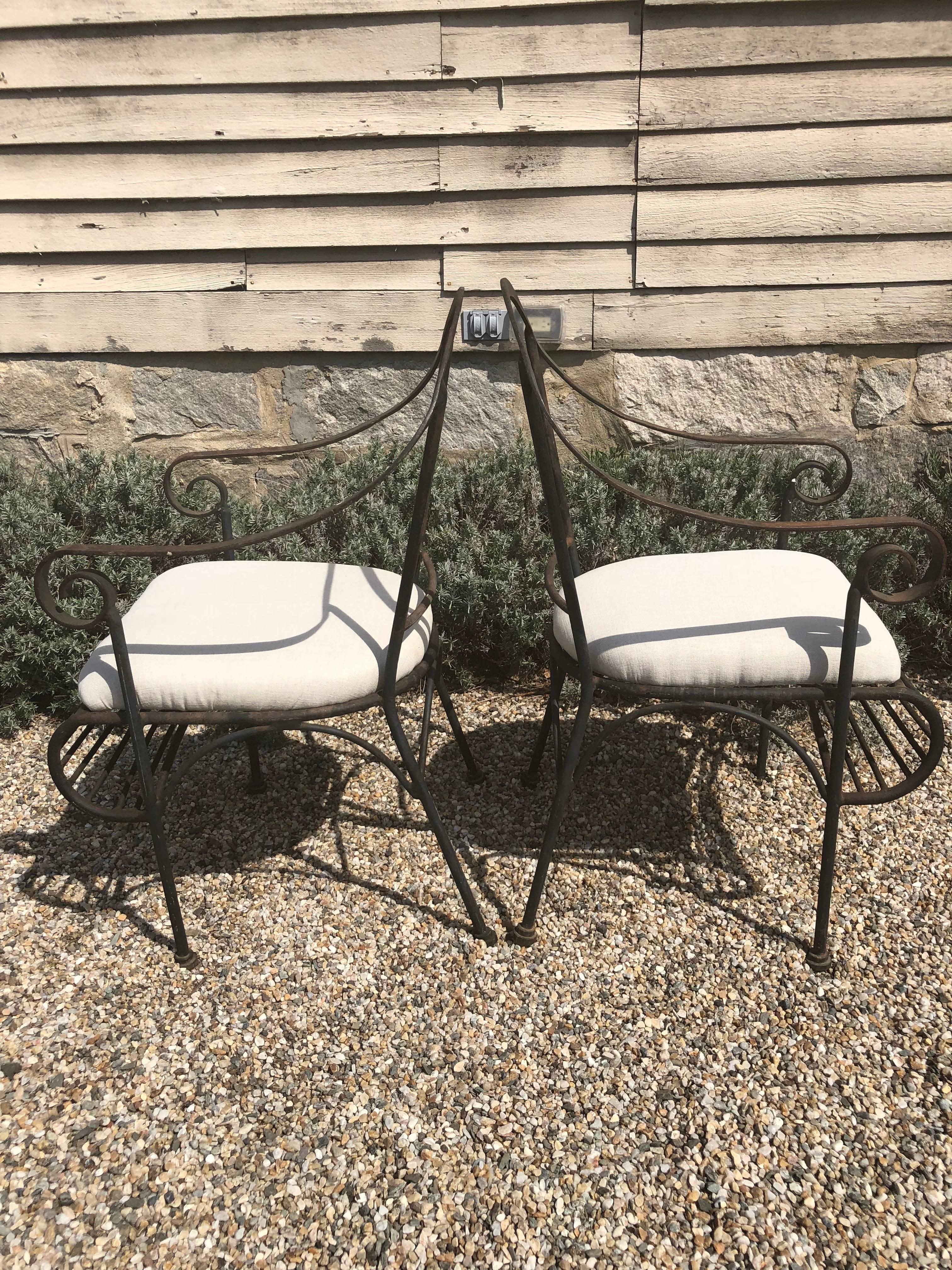 Paar französische schmiedeeiserne Gartenstühle im Zustand „Gut“ in Woodbury, CT
