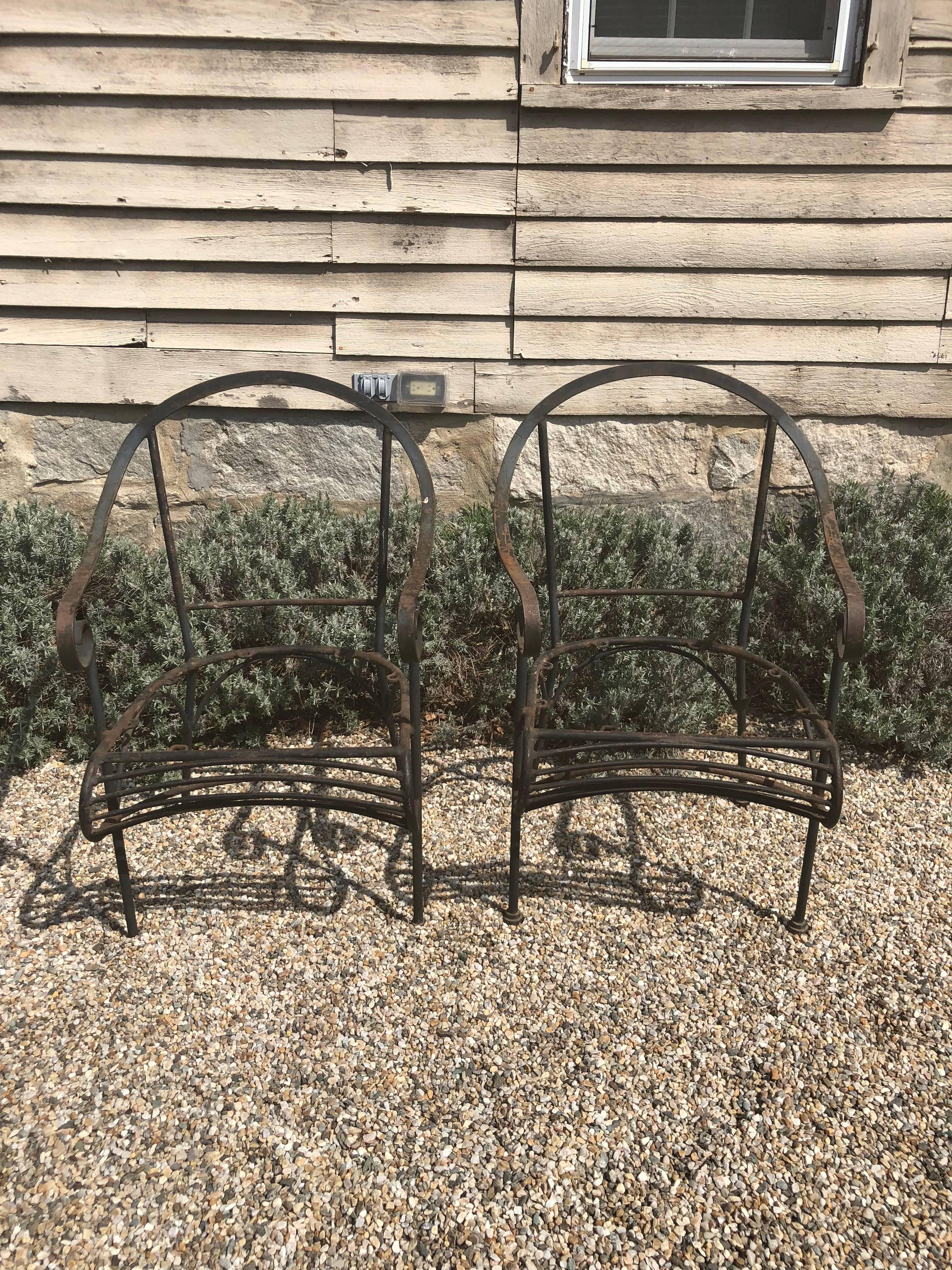 Paar französische schmiedeeiserne Gartenstühle (20. Jahrhundert)