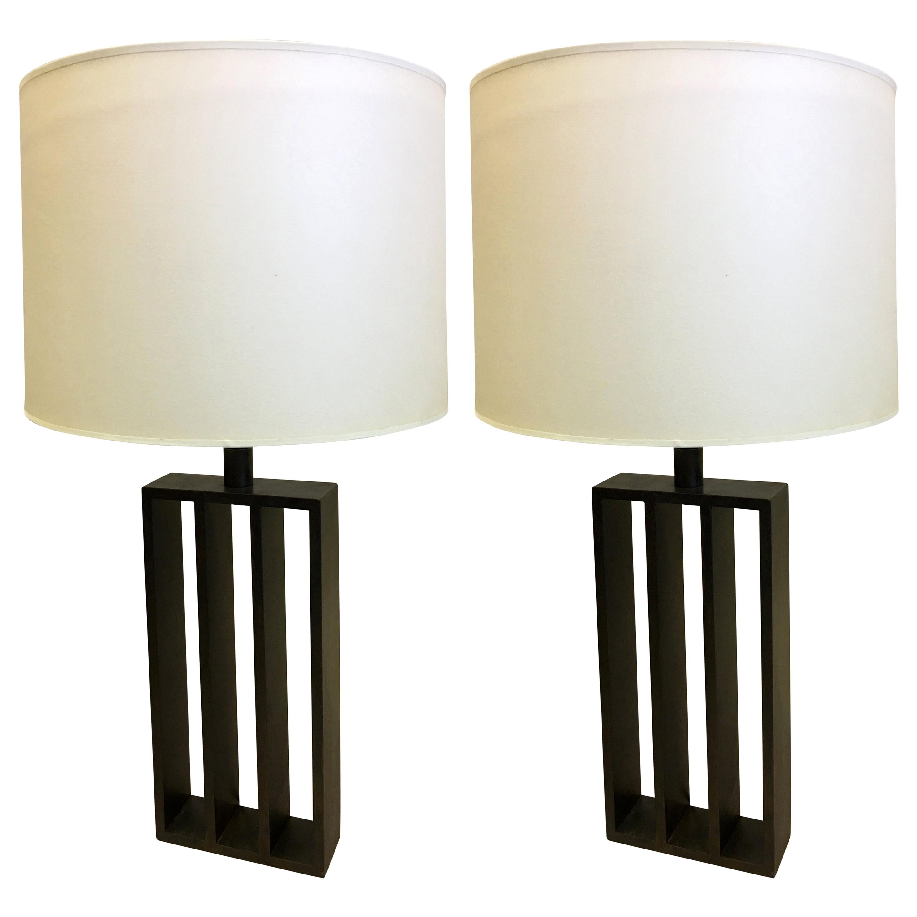 Paar französische minimalistische schmiedeeiserne Tischlampen im Stil von Jacques Quinet