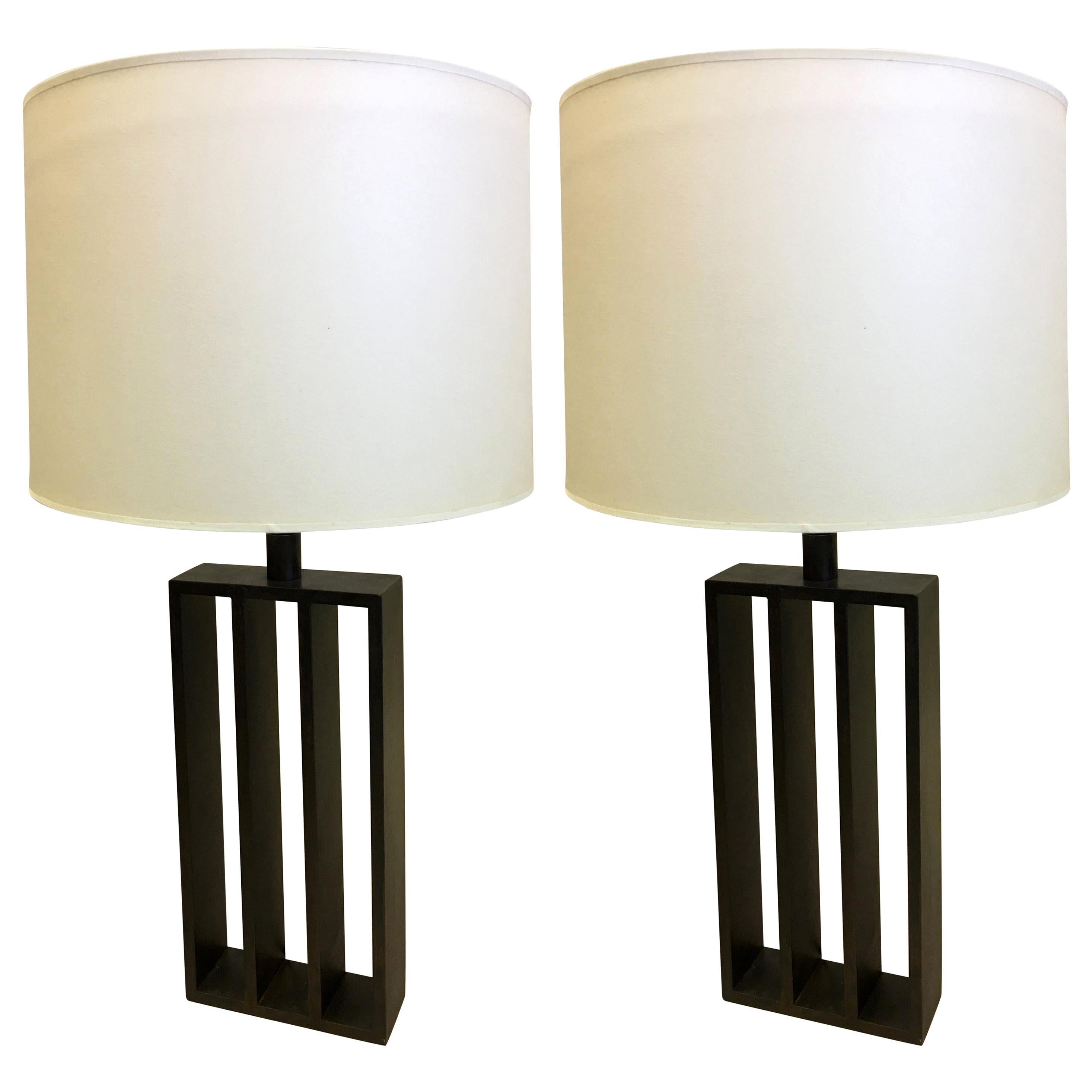 Coppia di lampade da tavolo minimaliste francesi in ferro battuto nello stile di Jacques Quinet