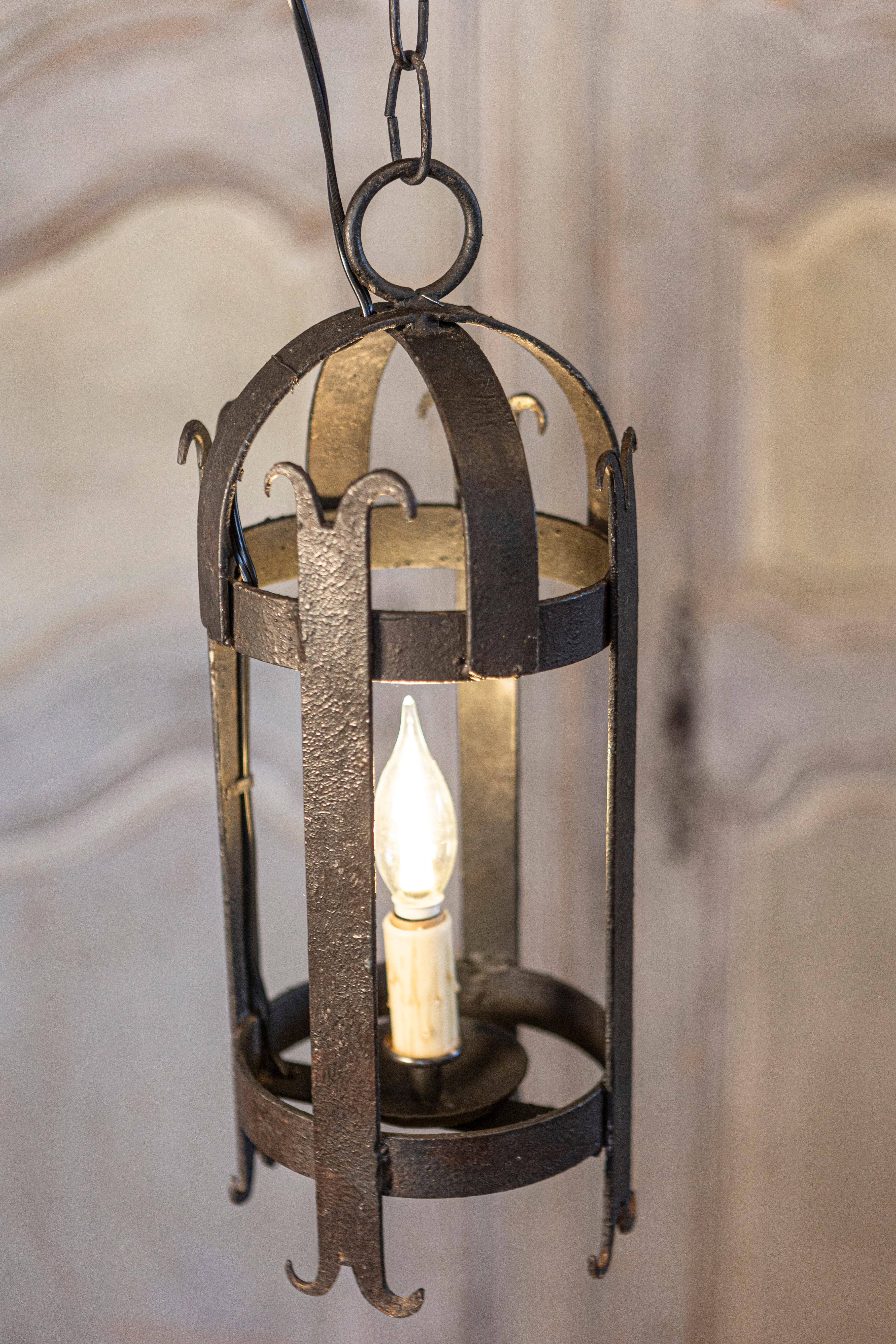 Français Paire de lanternes cylindriques françaises en fer forgé à une seule lumière, câblées pour les États-Unis en vente