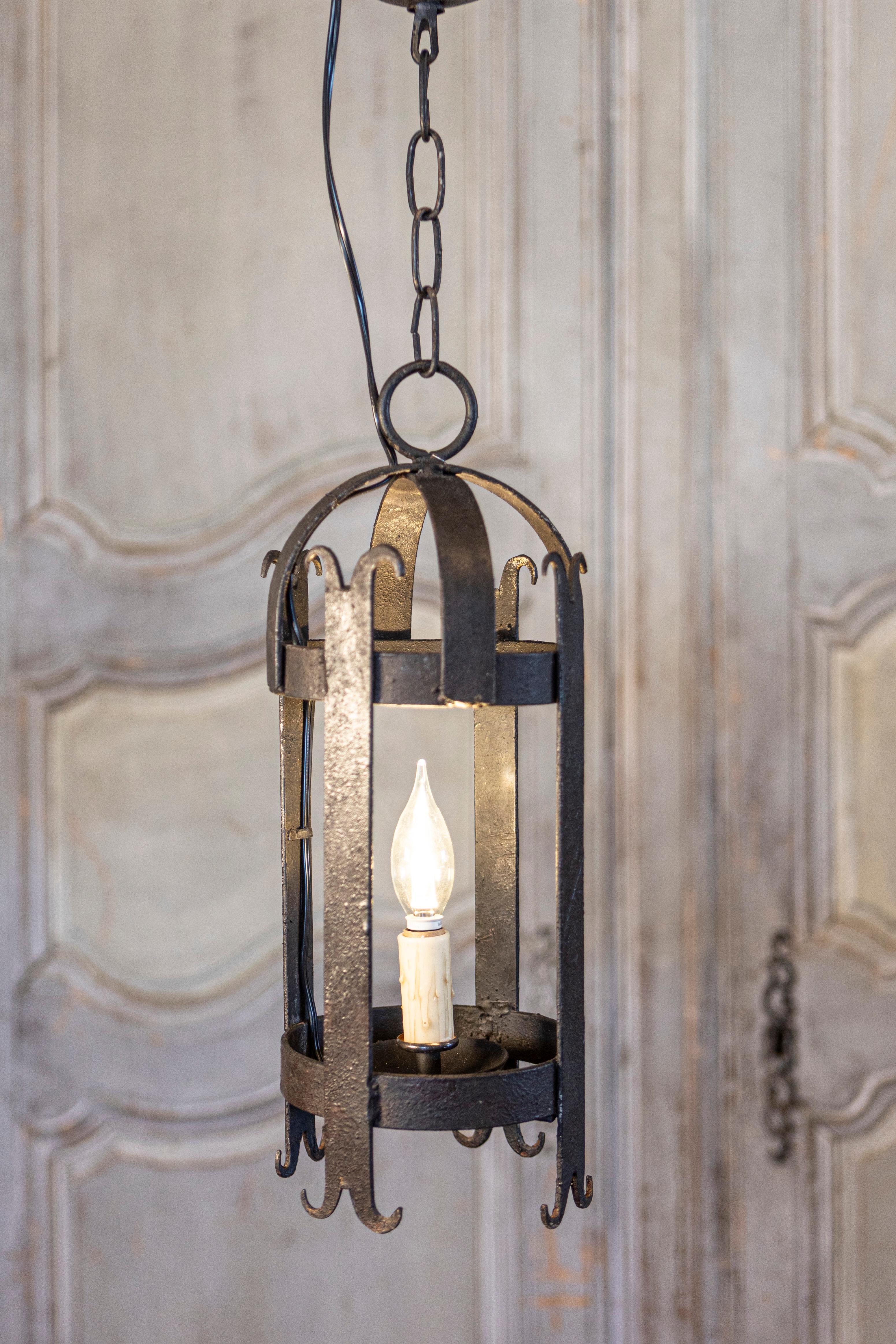 Paire de lanternes cylindriques françaises en fer forgé à une seule lumière, câblées pour les États-Unis Bon état - En vente à Atlanta, GA
