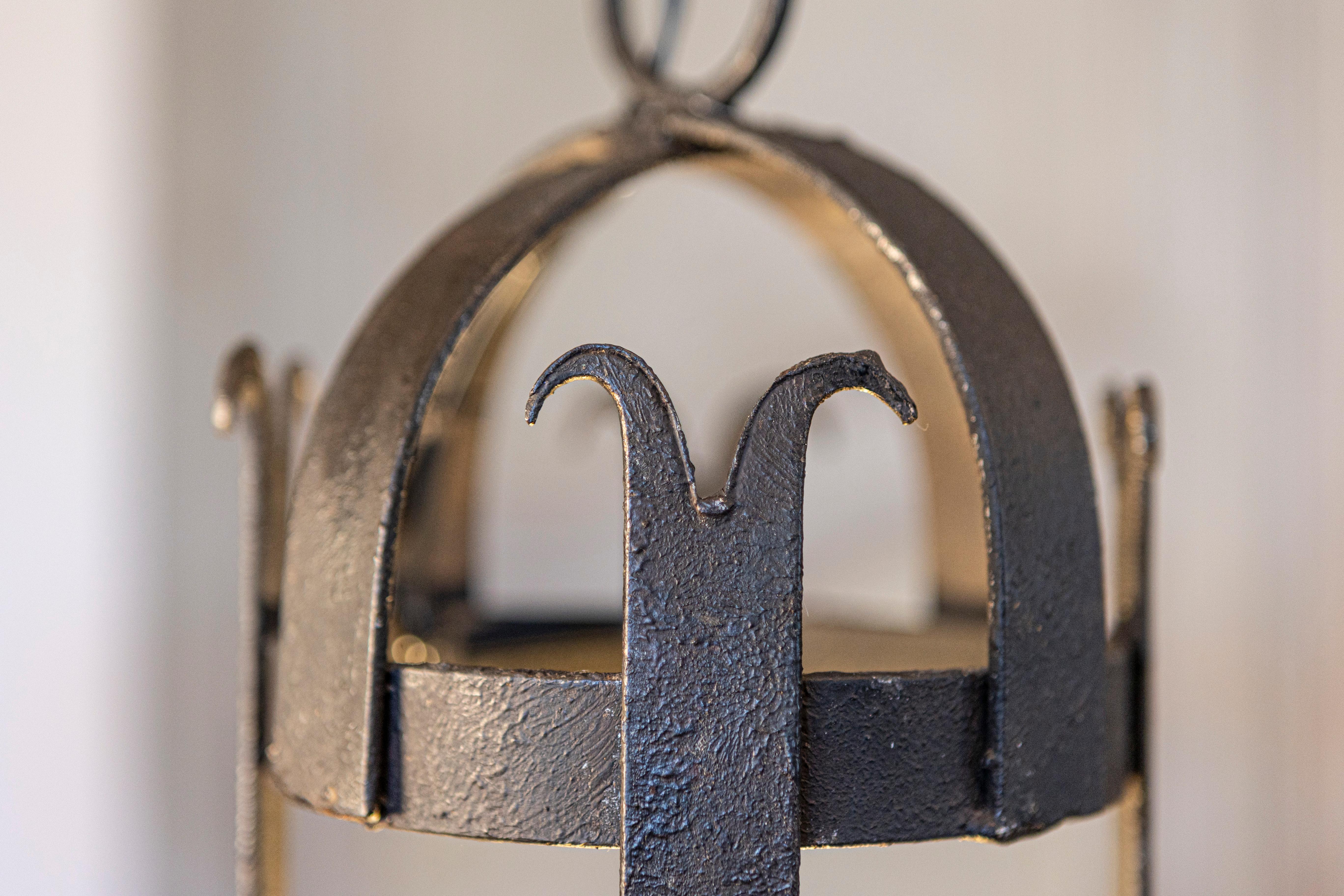 20ième siècle Paire de lanternes cylindriques françaises en fer forgé à une seule lumière, câblées pour les États-Unis en vente