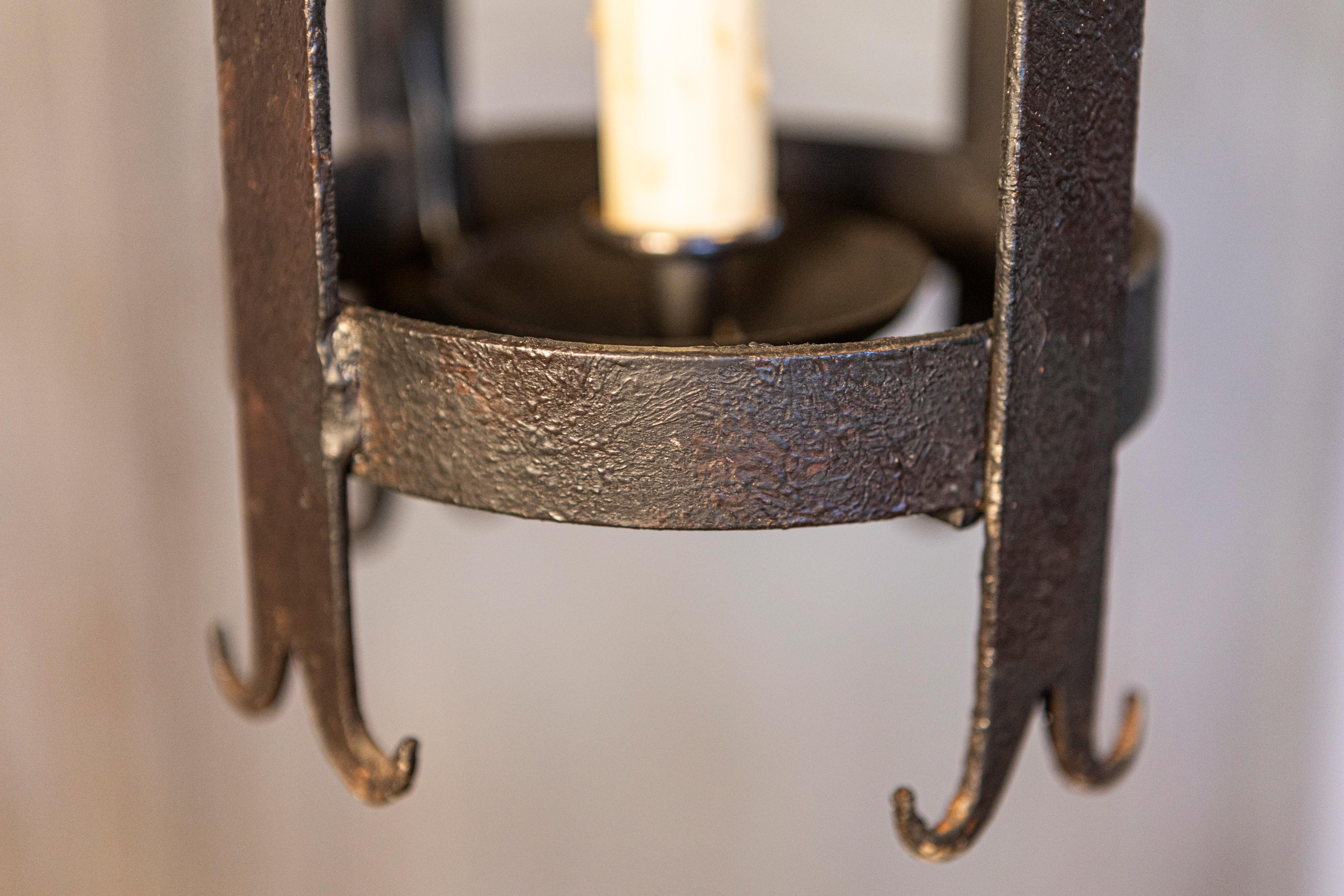 Paire de lanternes cylindriques françaises en fer forgé à une seule lumière, câblées pour les États-Unis en vente 1