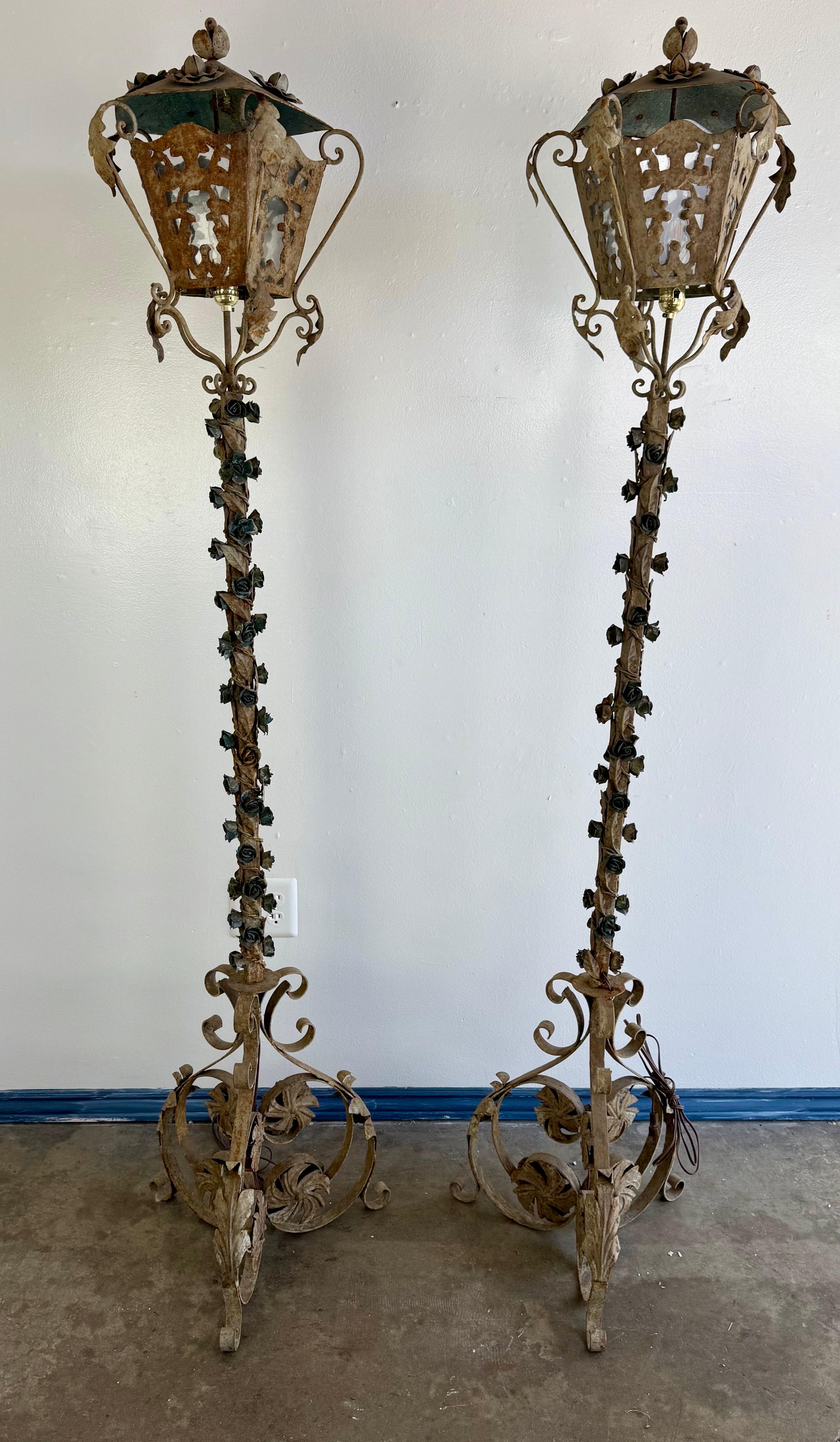 Rococo Paire de lanternes sur pied en fer forgé français en vente