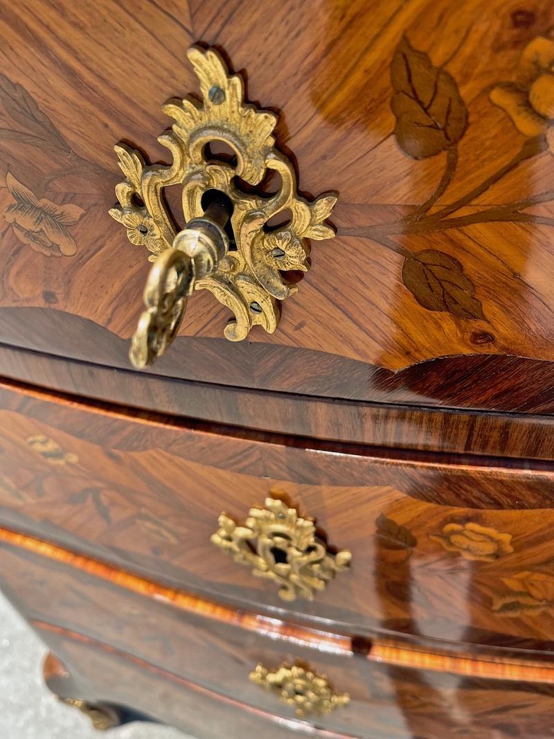 Paire de commodes Louis XVI à 4 tiroirs avec incrustation et plateau en marbre en vente 4