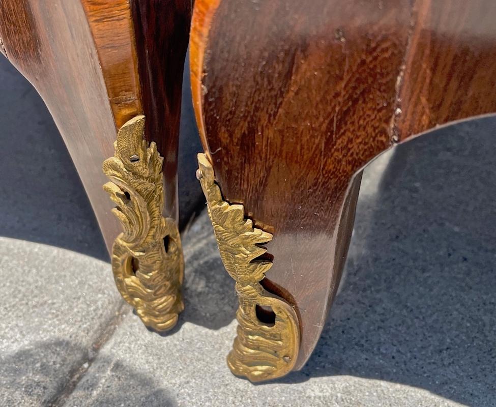 Paire de commodes Louis XVI à 4 tiroirs avec incrustation et plateau en marbre en vente 5