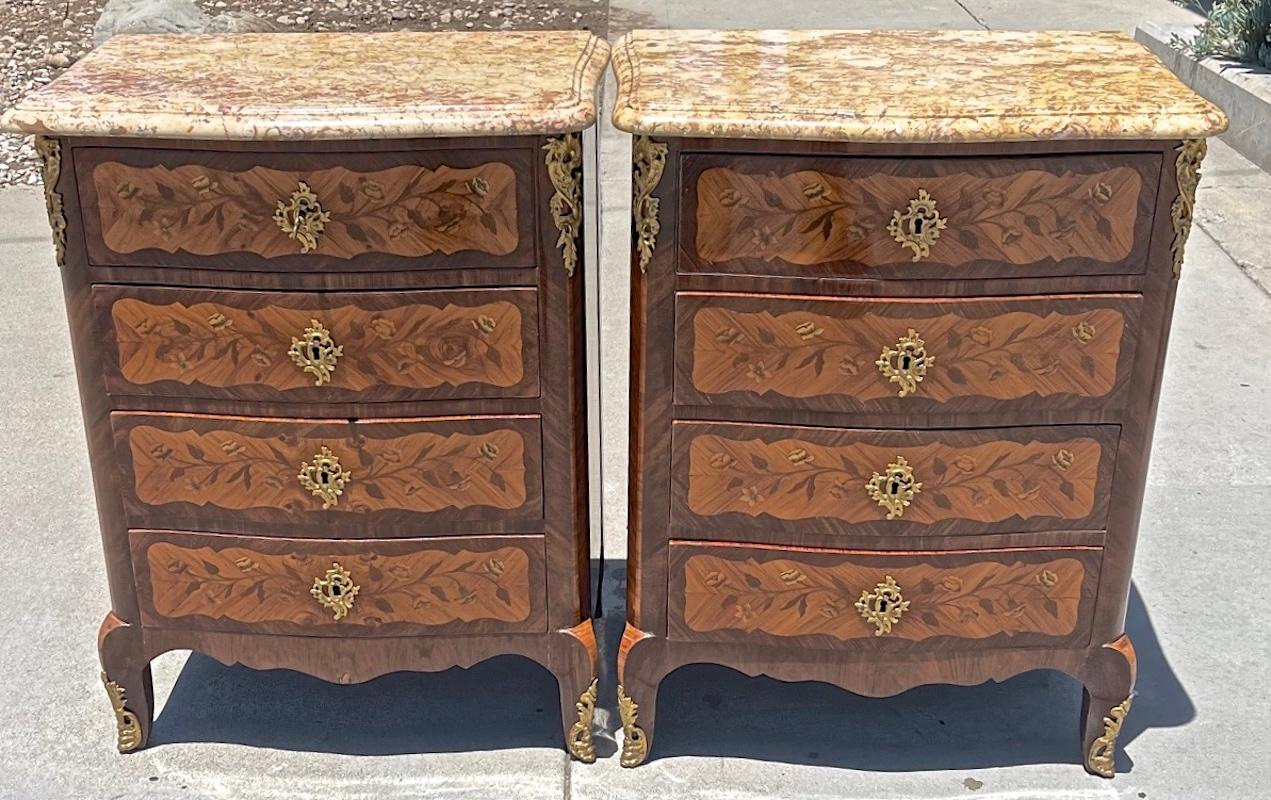 Nous avons ici une magnifique paire de commodes ou tables de nuit à 4 tiroirs en noyer du 19ème siècle. La façade et les côtés ont des incrustations très décoratives en bois de rose sculpté. Le marbre est d'origine ainsi que toutes les serrures qui