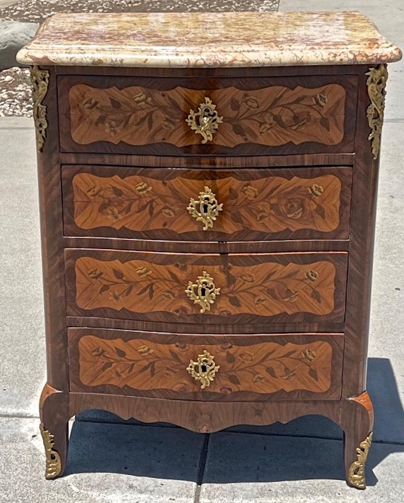 Français Paire de commodes Louis XVI à 4 tiroirs avec incrustation et plateau en marbre en vente