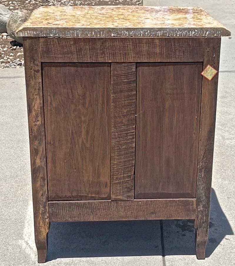 Incrusté Paire de commodes Louis XVI à 4 tiroirs avec incrustation et plateau en marbre en vente