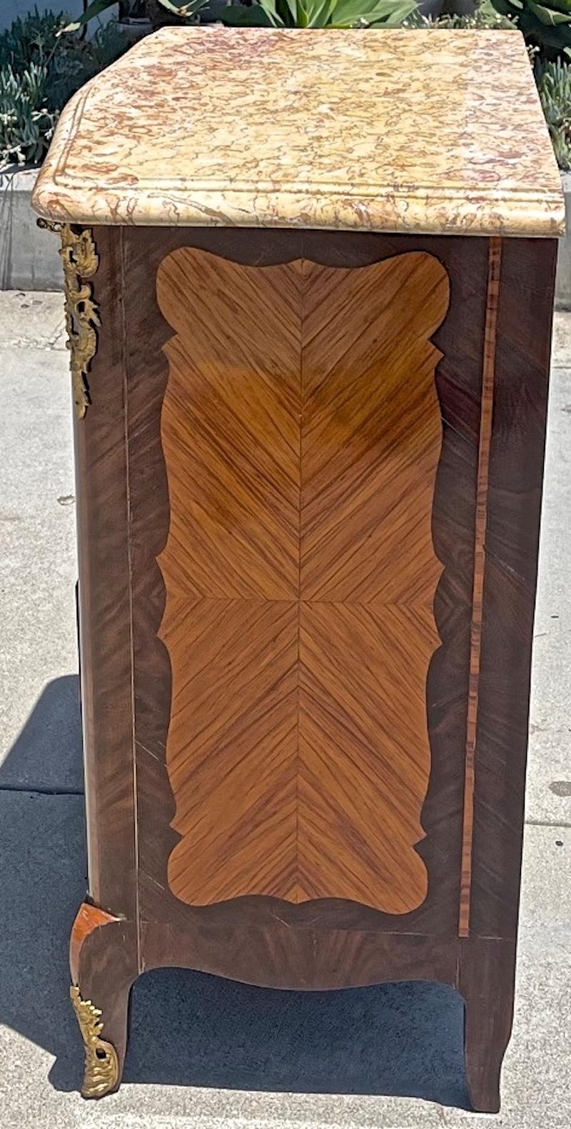 Paire de commodes Louis XVI à 4 tiroirs avec incrustation et plateau en marbre Bon état - En vente à Santa Monica, CA