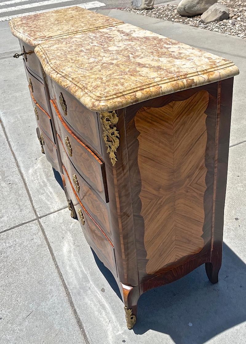 XIXe siècle Paire de commodes Louis XVI à 4 tiroirs avec incrustation et plateau en marbre en vente