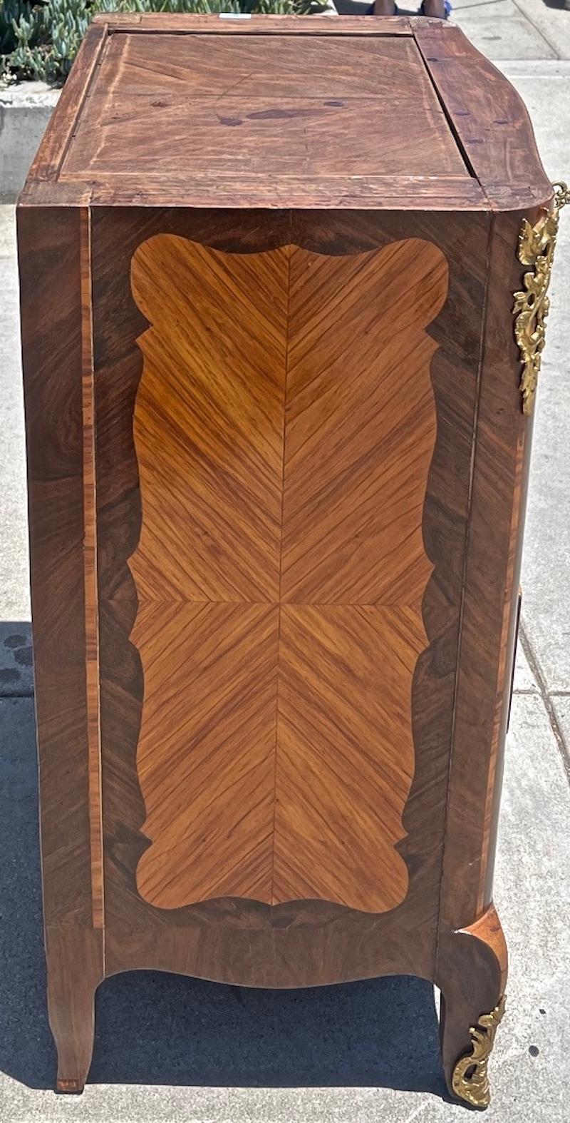 Marbre Paire de commodes Louis XVI à 4 tiroirs avec incrustation et plateau en marbre en vente