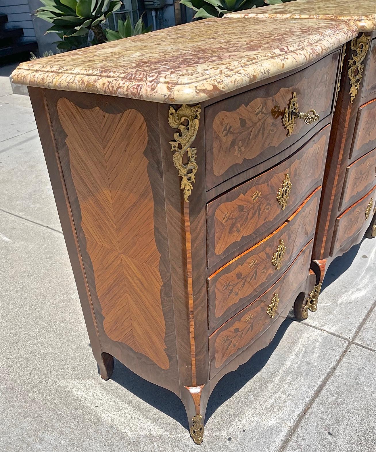 Paire de commodes Louis XVI à 4 tiroirs avec incrustation et plateau en marbre en vente 1