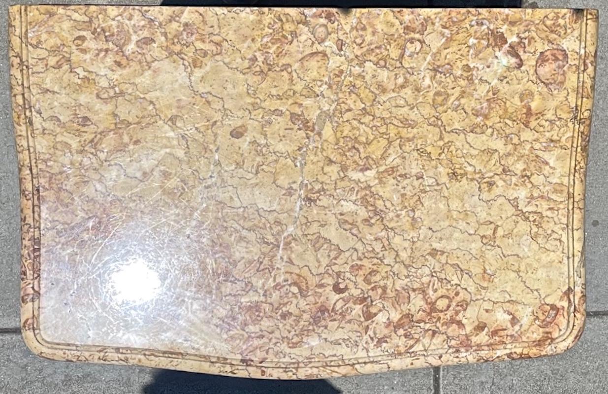 Paire de commodes Louis XVI à 4 tiroirs avec incrustation et plateau en marbre en vente 2