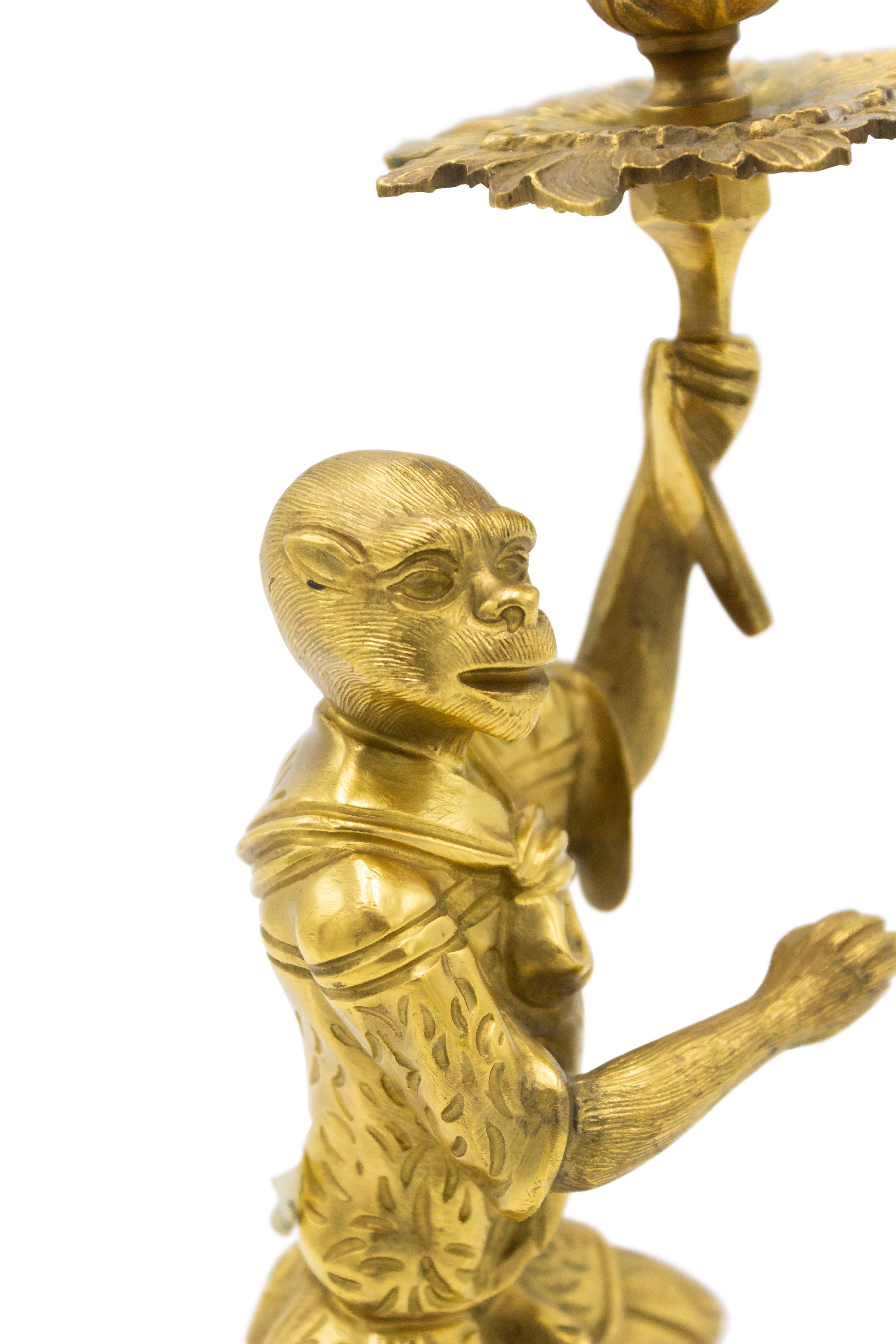 Paar französische XVI-Bronze-Dore-Affen-Kerzenständer, XVI.-Stil im Zustand „Gut“ im Angebot in New York, NY