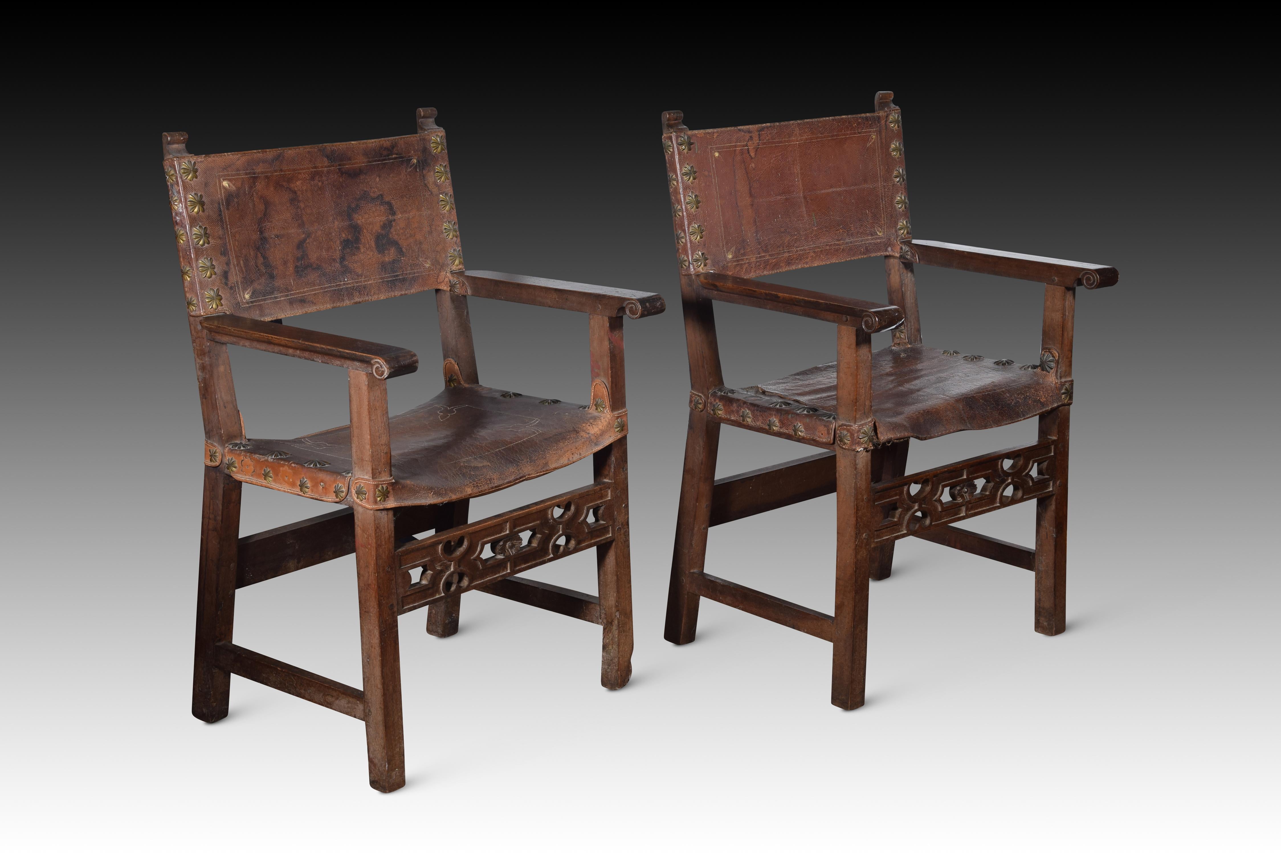 Baroque Pair of friar armchairs (frailero). Walnut, leather, etc. Spain, 17th century.  For Sale
