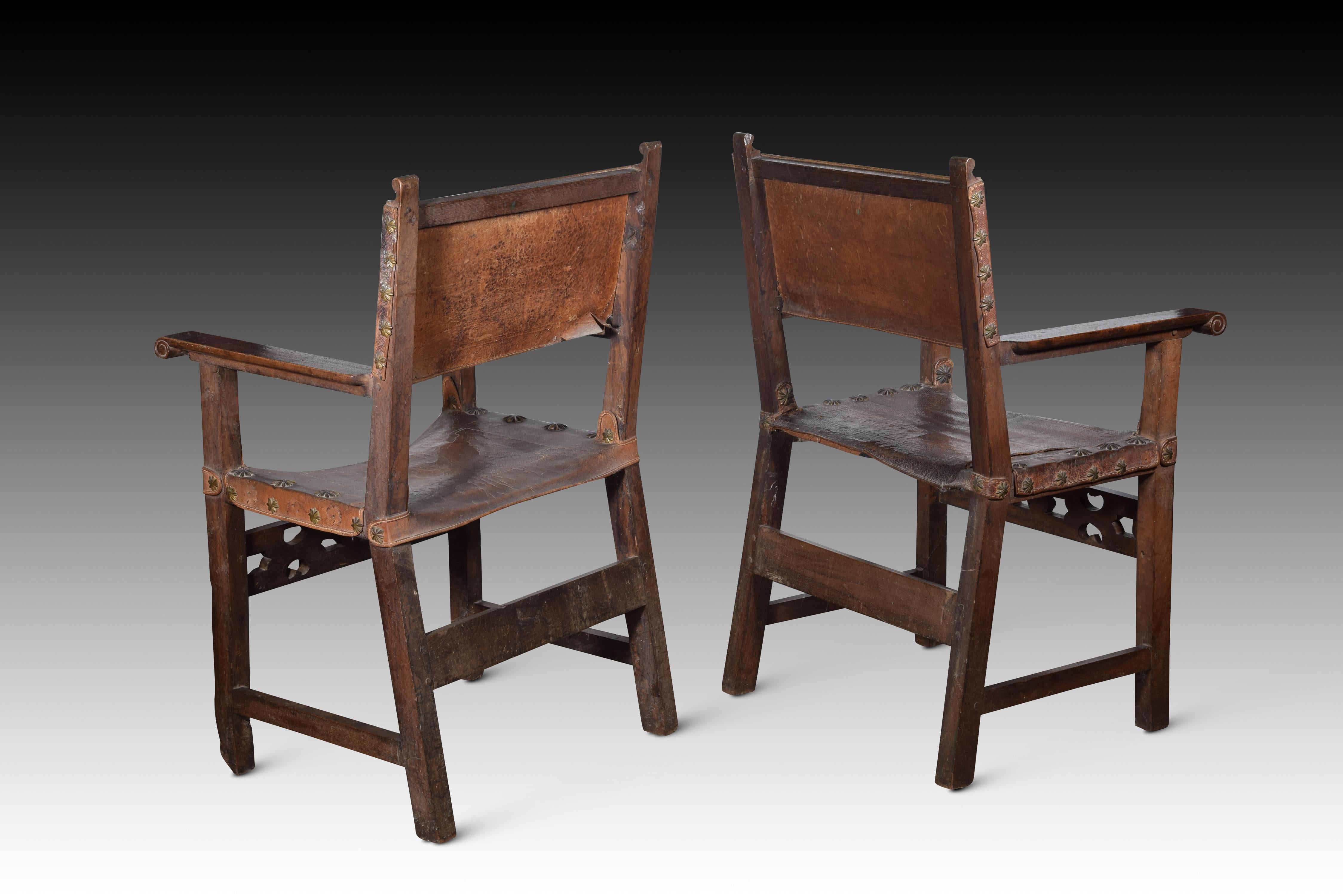 Spanish Pair of friar armchairs (frailero). Walnut, leather, etc. Spain, 17th century.  For Sale