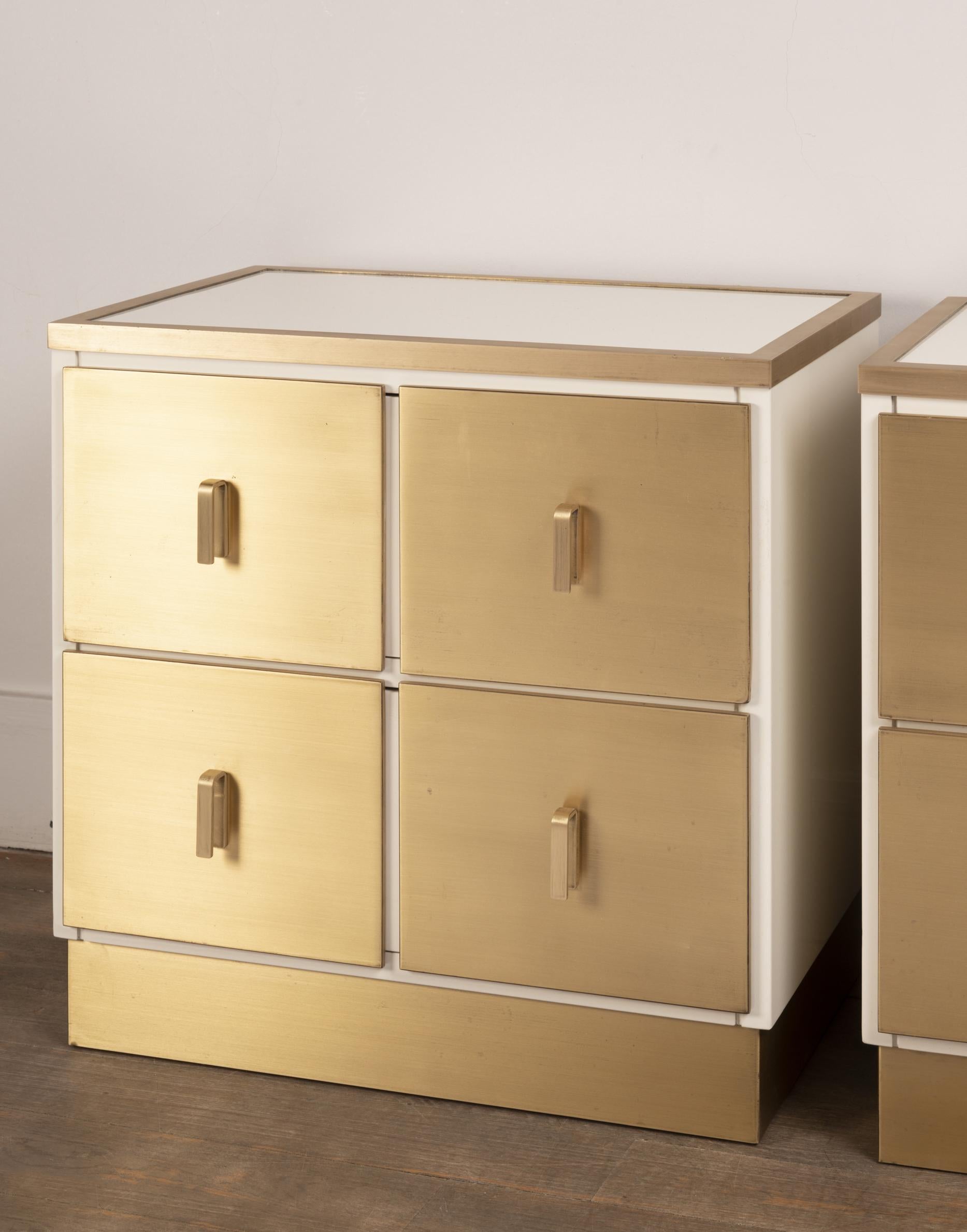 Italian Pair of Frigerio White Lacquered and Brass Nightstands, Italy, 1970s