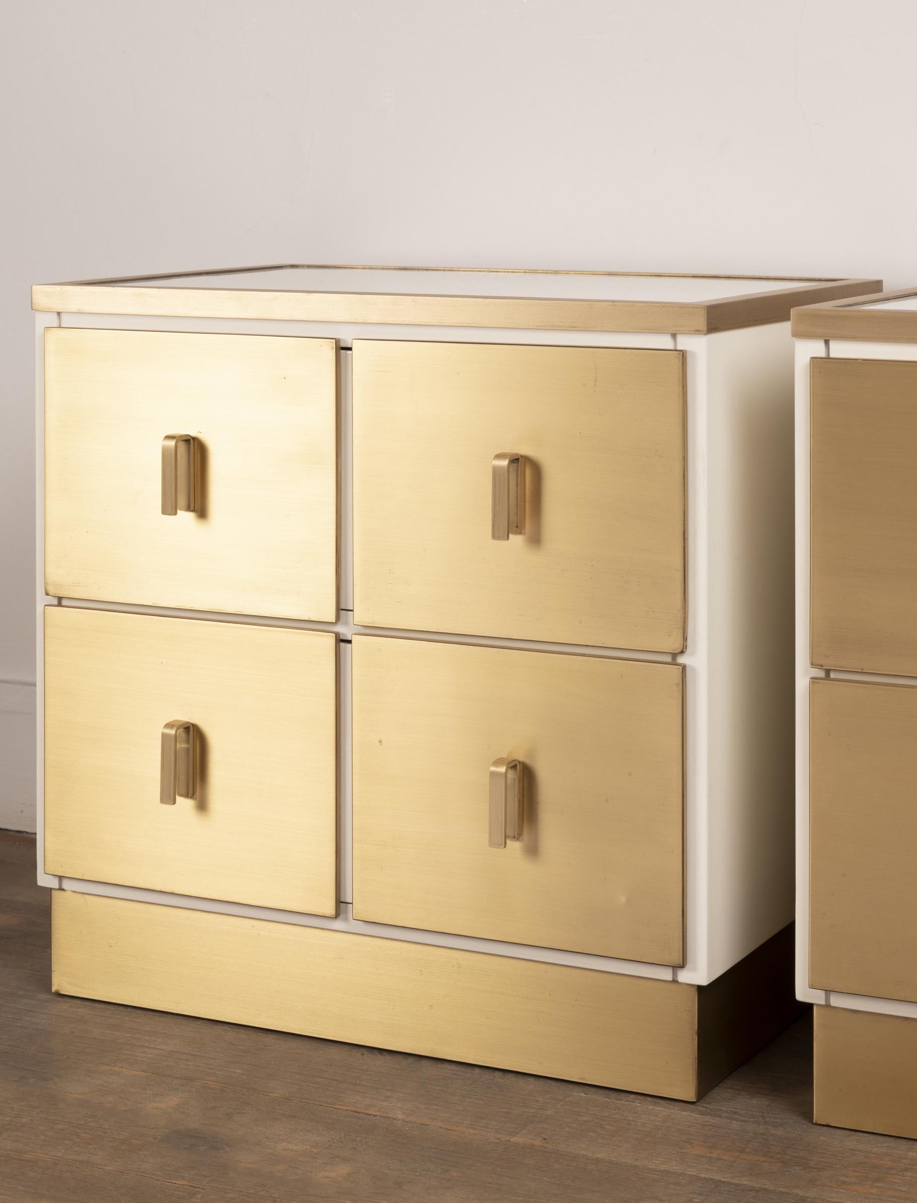 Pair of Frigerio White Lacquered and Brass Nightstands, Italy, 1970s In Good Condition In Paris, Ile-de-France