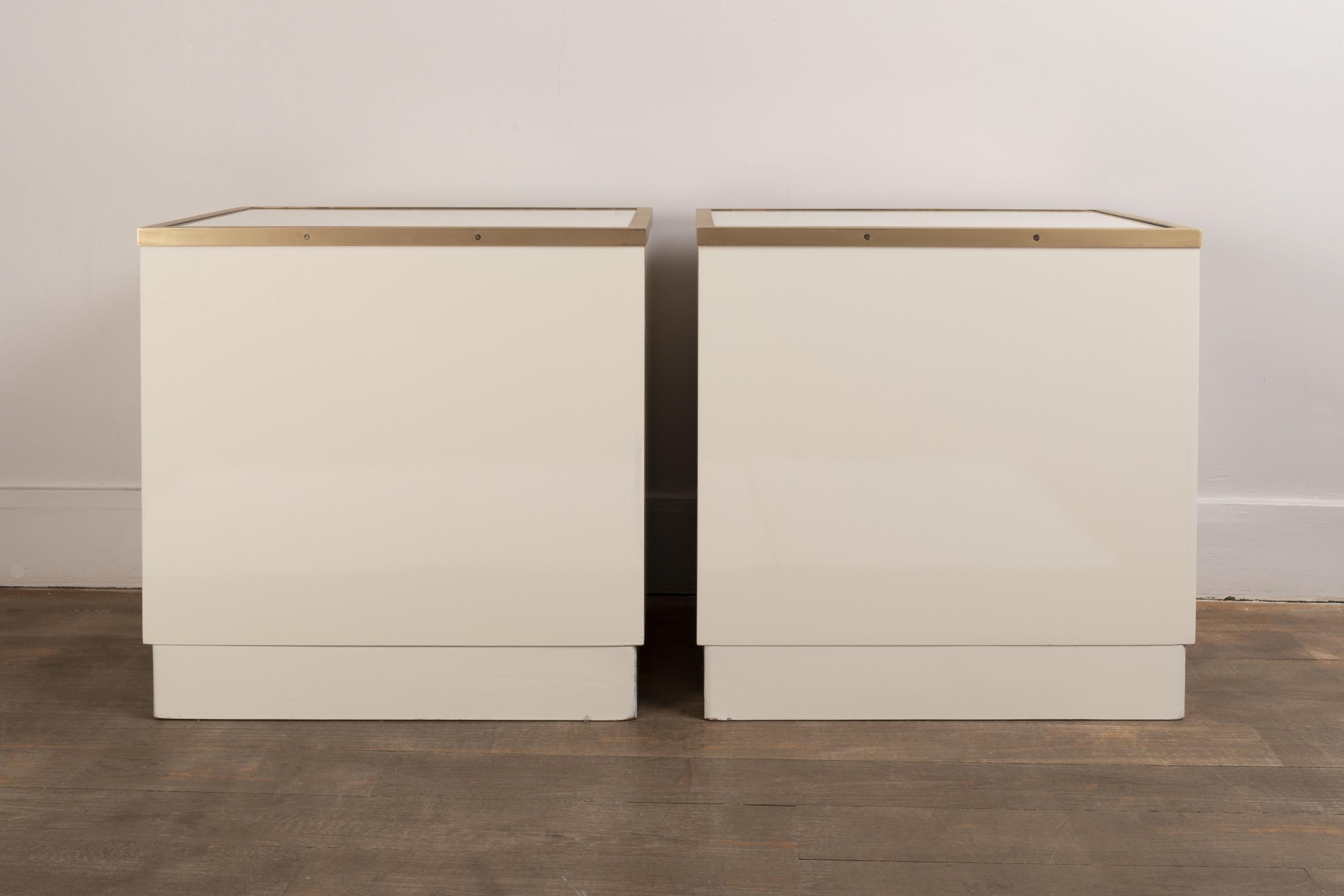 Pair of Frigerio White Lacquered and Brass Nightstands, Italy, 1970s 2