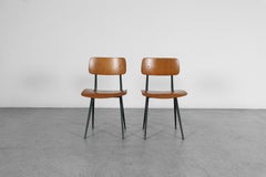 Paar Friso Kramer "Result" Stühle mit dunkelgrünen Gestellen