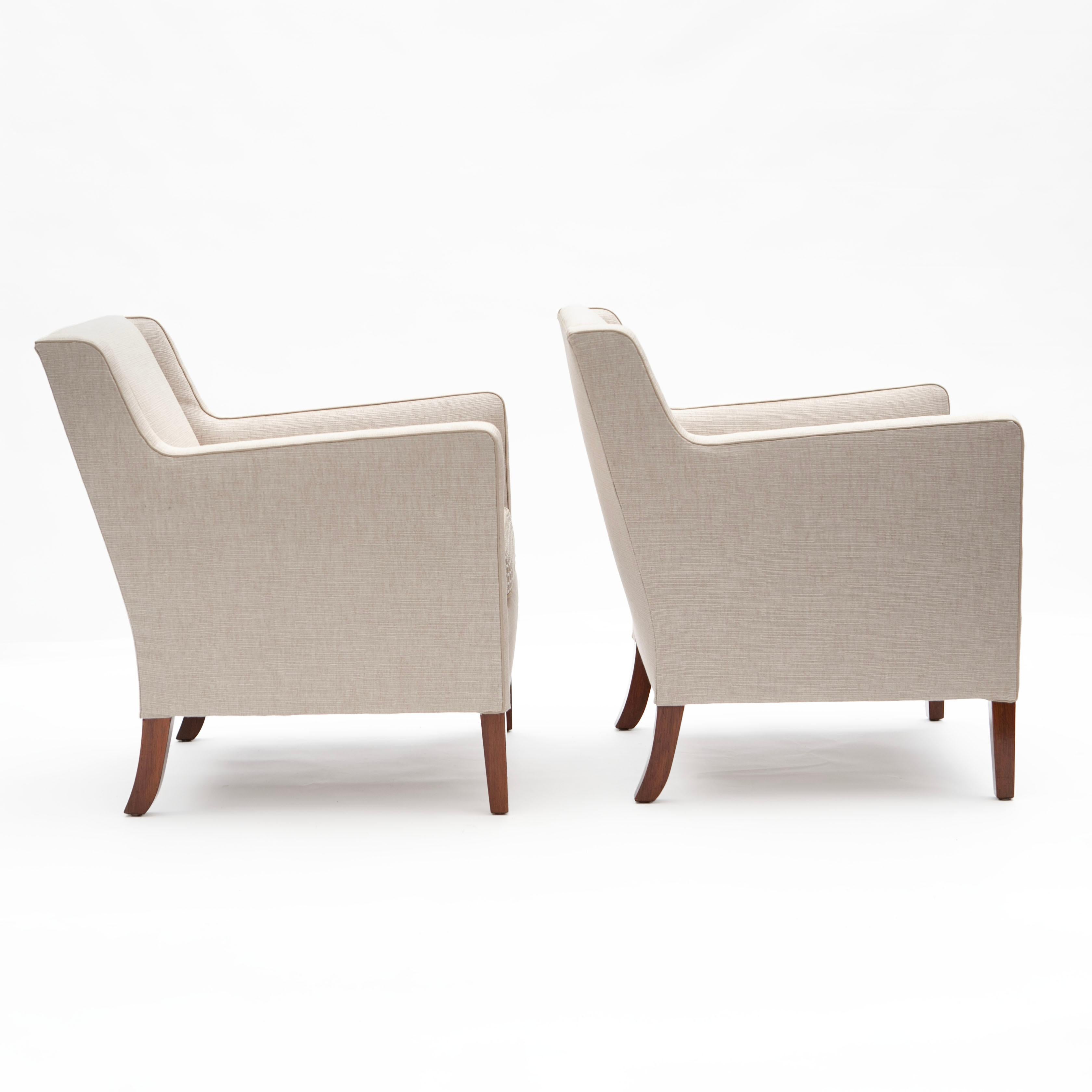 Pair of Frits Henningsen Lounge Chairs In Light Fabric. Denmark 1950's In Good Condition For Sale In Kastrup, DK