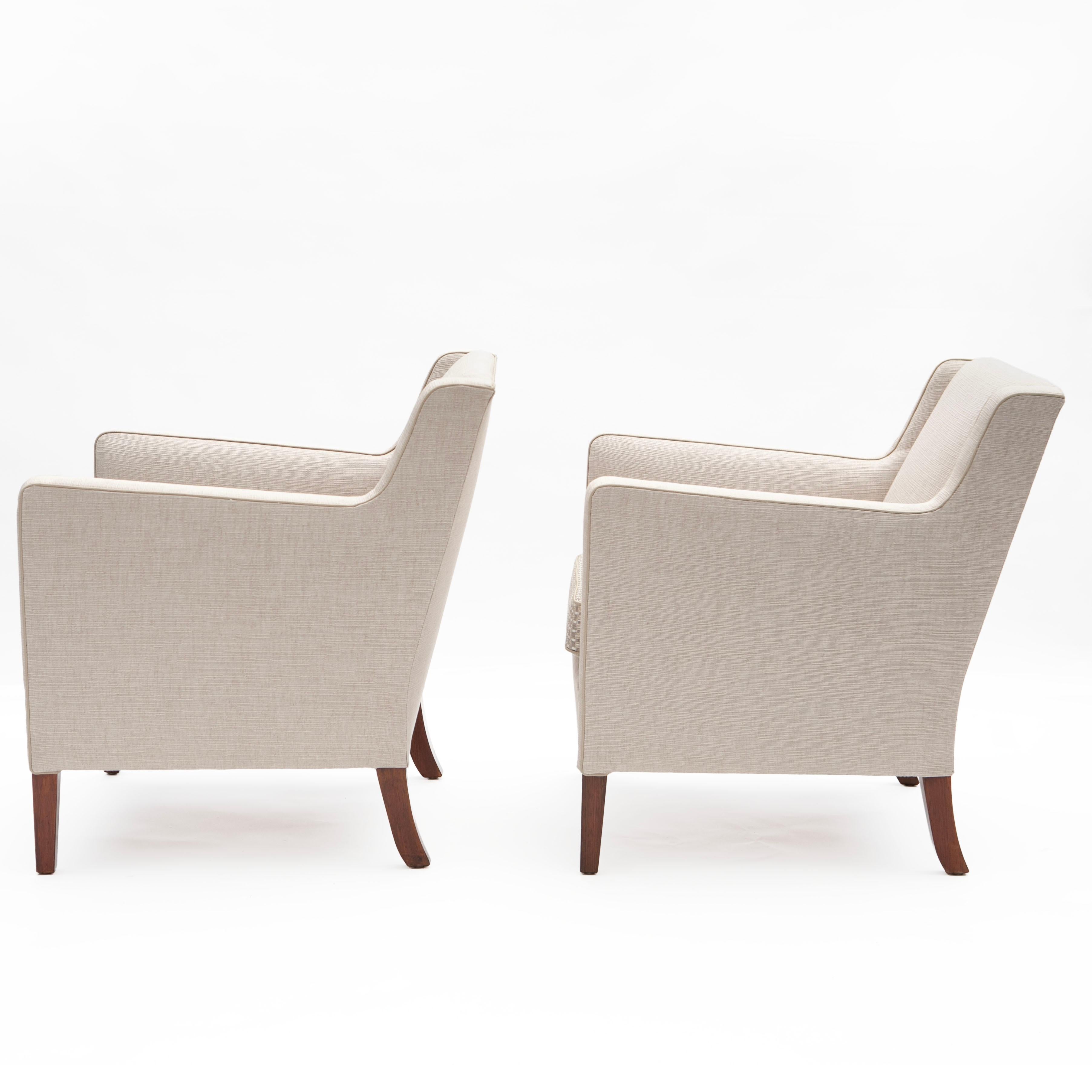 20th Century Pair of Frits Henningsen Lounge Chairs In Light Fabric. Denmark 1950's For Sale