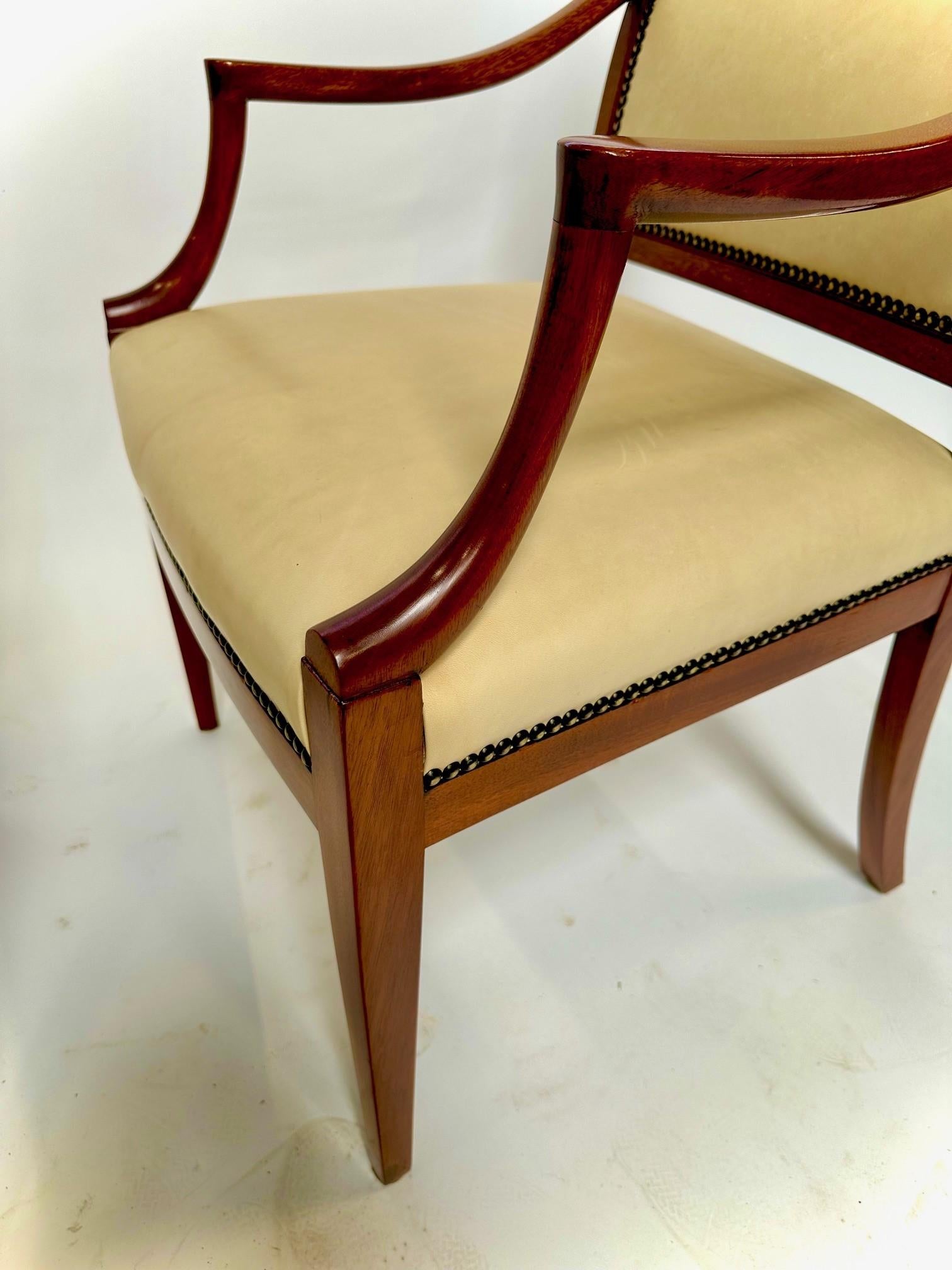 XX secolo Coppia di poltrone aperte in mogano e pelle Frits Henningsen, circa 1940 in vendita