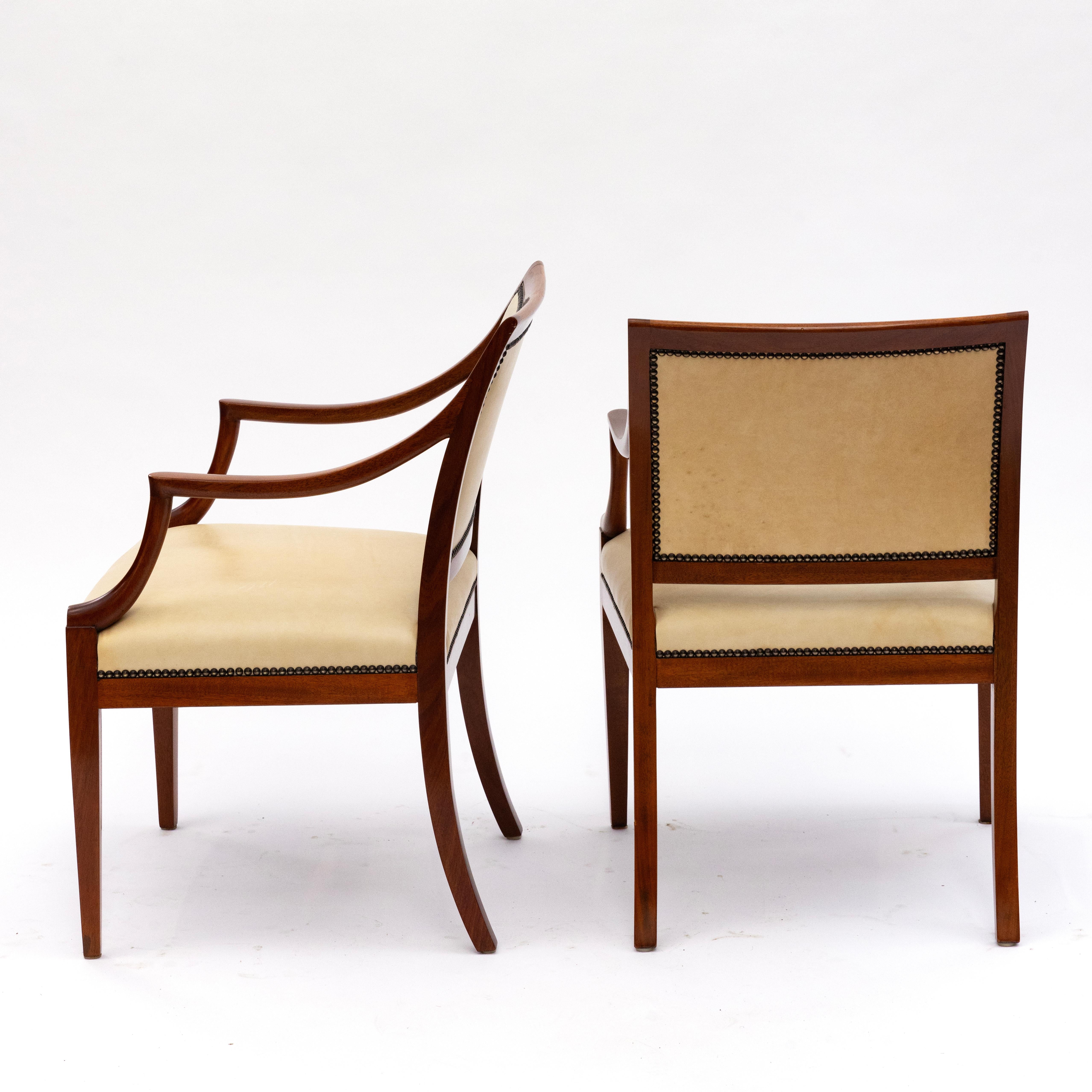 Danese Coppia di poltrone aperte in mogano e pelle Frits Henningsen, circa 1940 in vendita