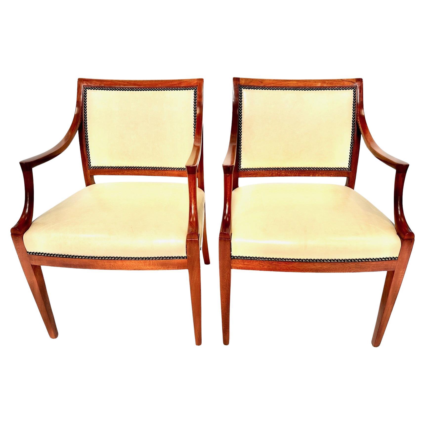 Coppia di poltrone aperte danesi in mogano di Frits Henningsen con sedile e schienale in pelle rifiniti con teste di chiodi francesi, circa anni '40. La struttura in mogano è ricca e i braccioli sono sollevati da gambe quadrate e