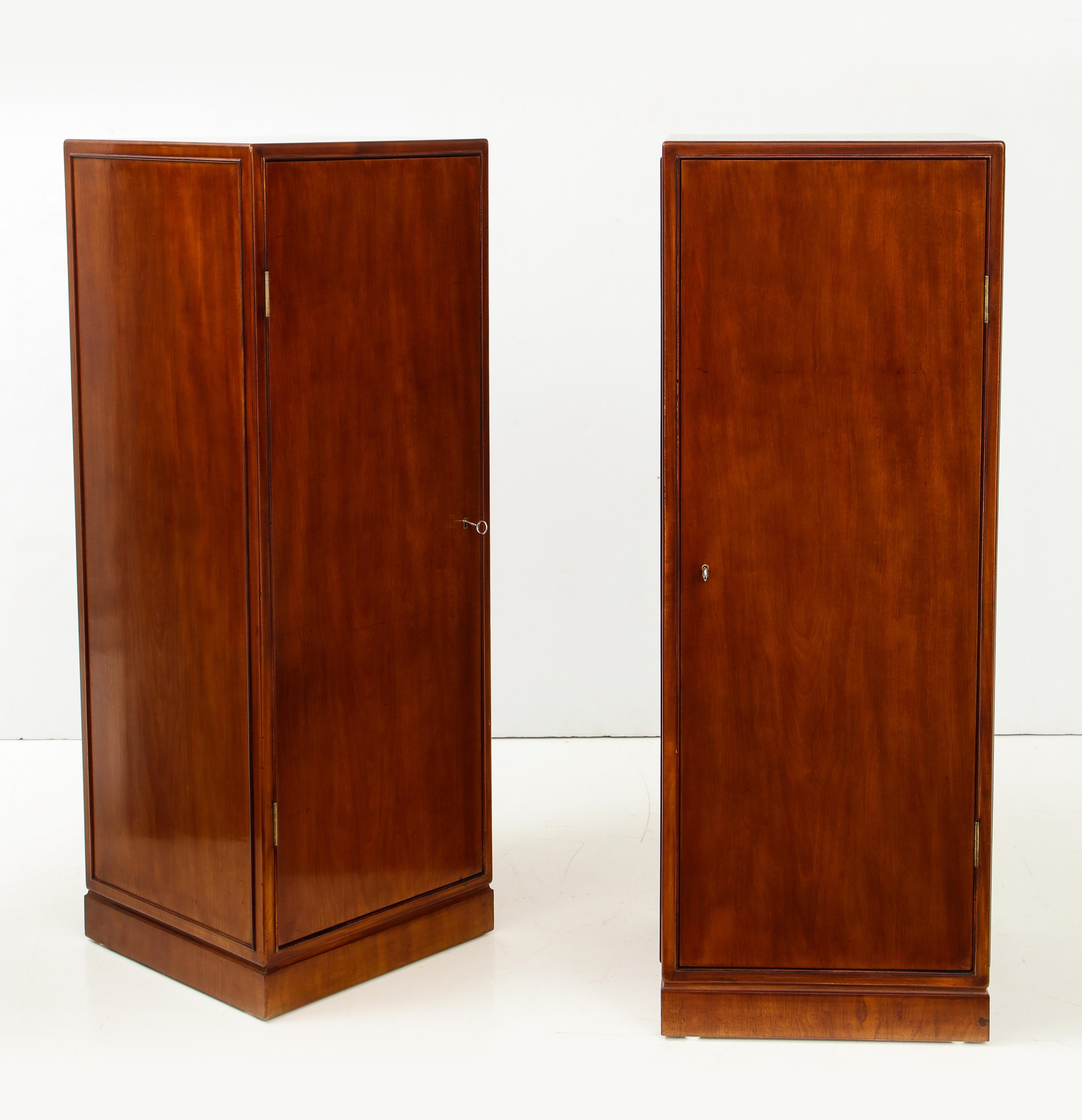 Pair of Frits Henningsen Mahogany Freestanding Pedestal Cabinets, circa 1940s In Excellent Condition In New York, NY