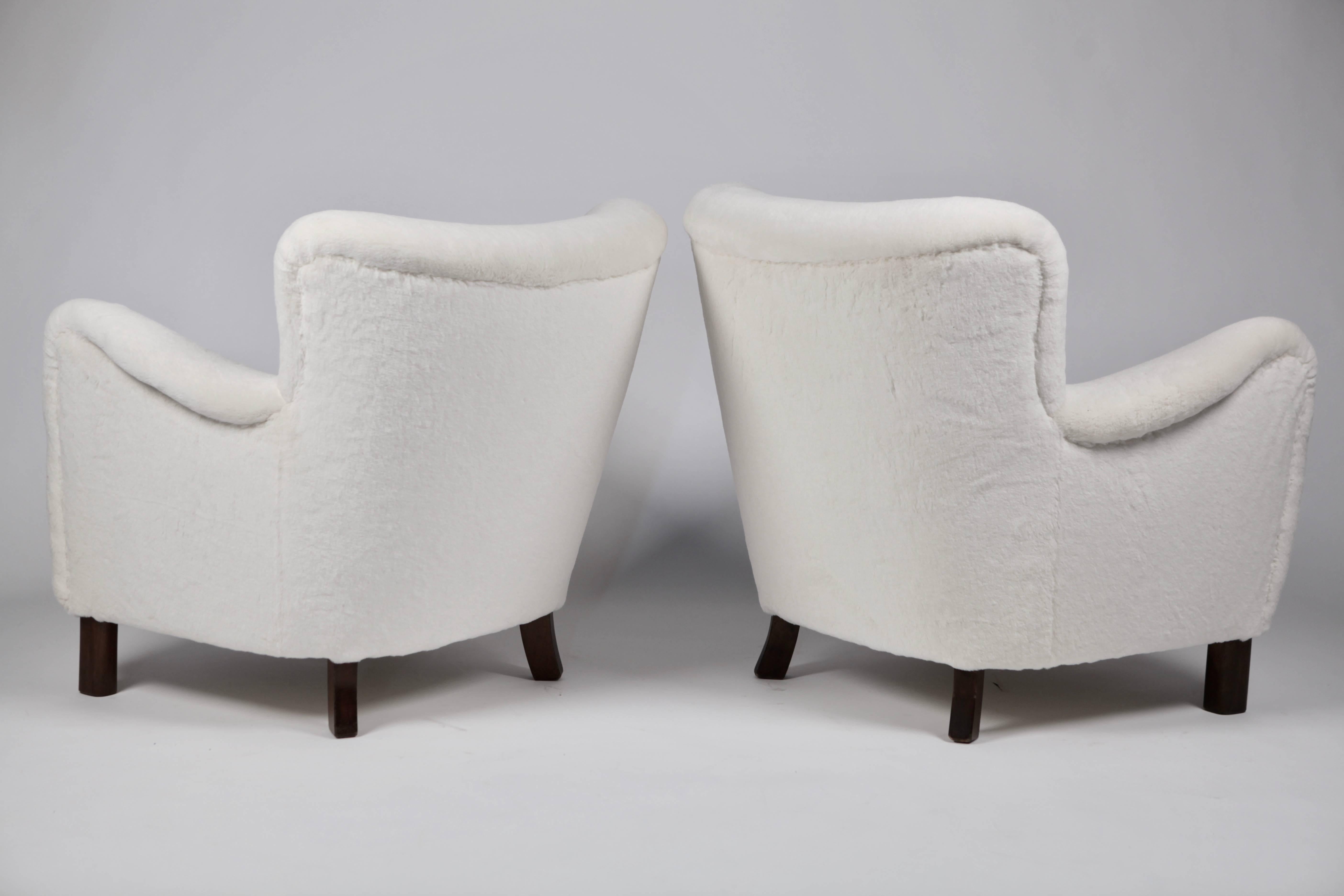 Pair of Fritz Hansen 1669 Easy Chairs 2