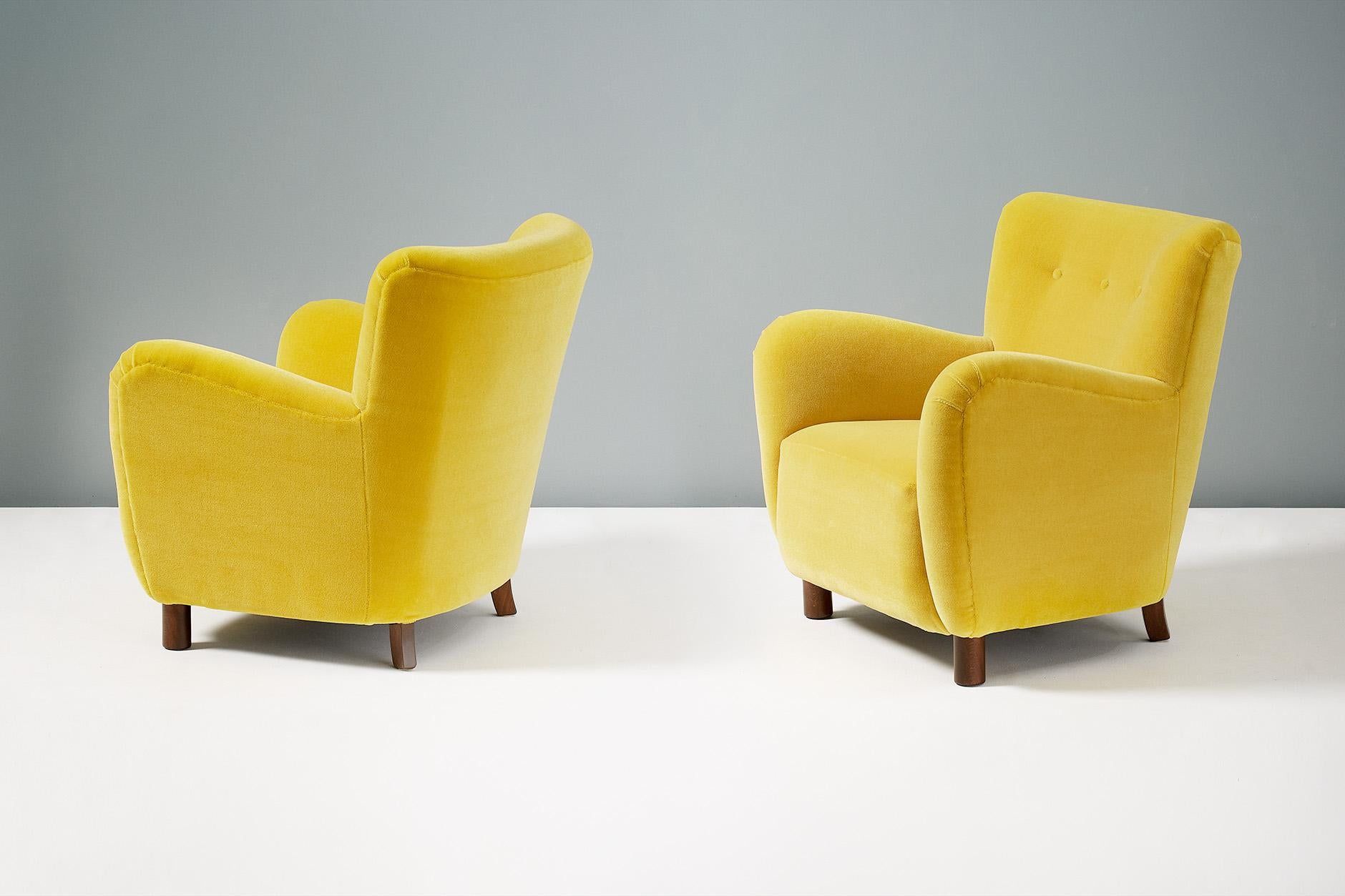 Pair of Fritz Hansen armchairs, 1954

Armchairs attributed to Fritz Hansen, produced in Denmark, circa 1950s. Stained beech legs with new 'Saffron' Mohair Velvet by Pierre Frey, Paris.

Measures: H 73 cm, D 68 cm, W 69 cm, SH 38 cm.