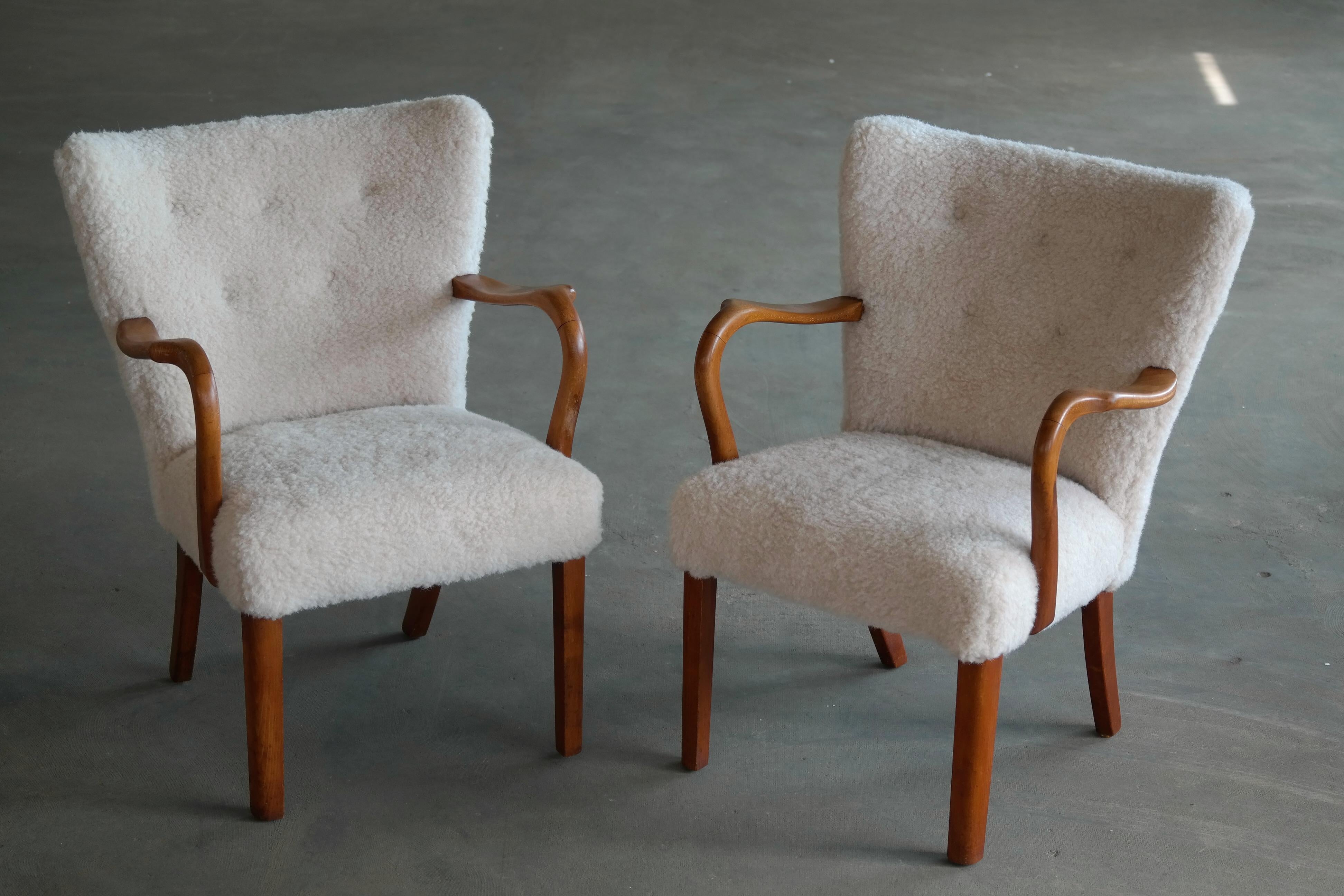 Mid-Century Modern Pair of Fritz Hansen attributed Danish Easy Chairs Covered in Lambswool 1950.