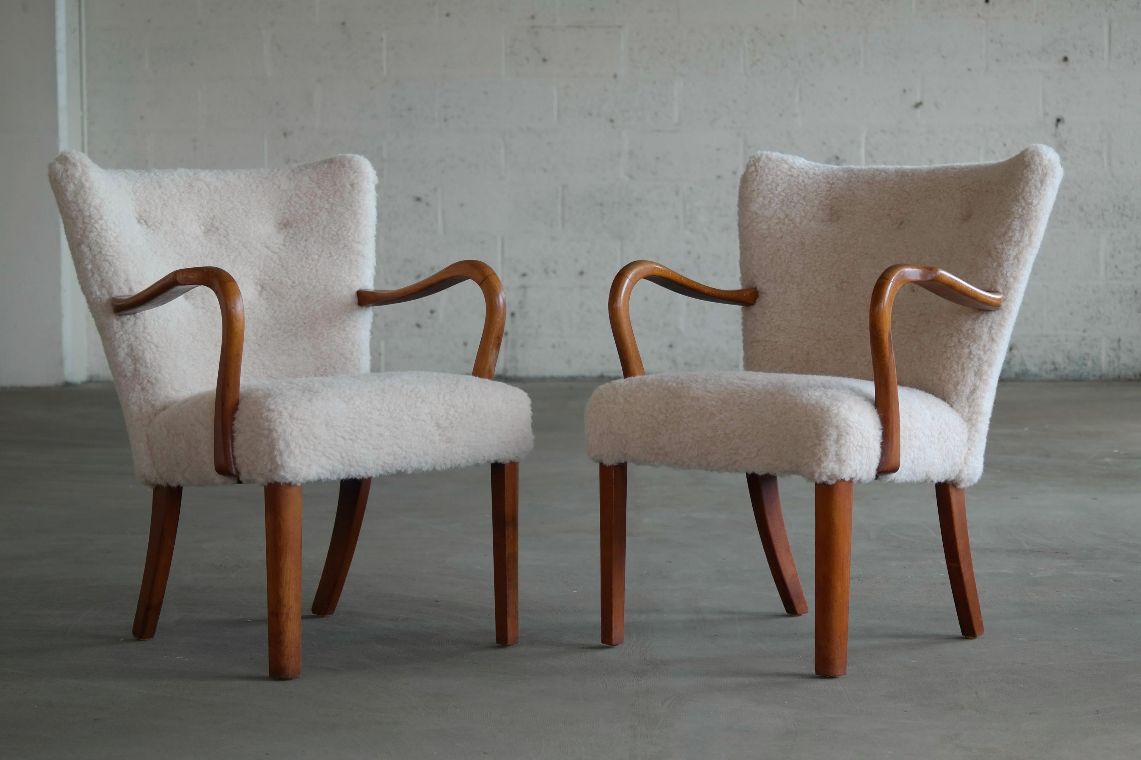 Mid-20th Century Pair of Fritz Hansen attributed Danish Easy Chairs Covered in Lambswool 1950.