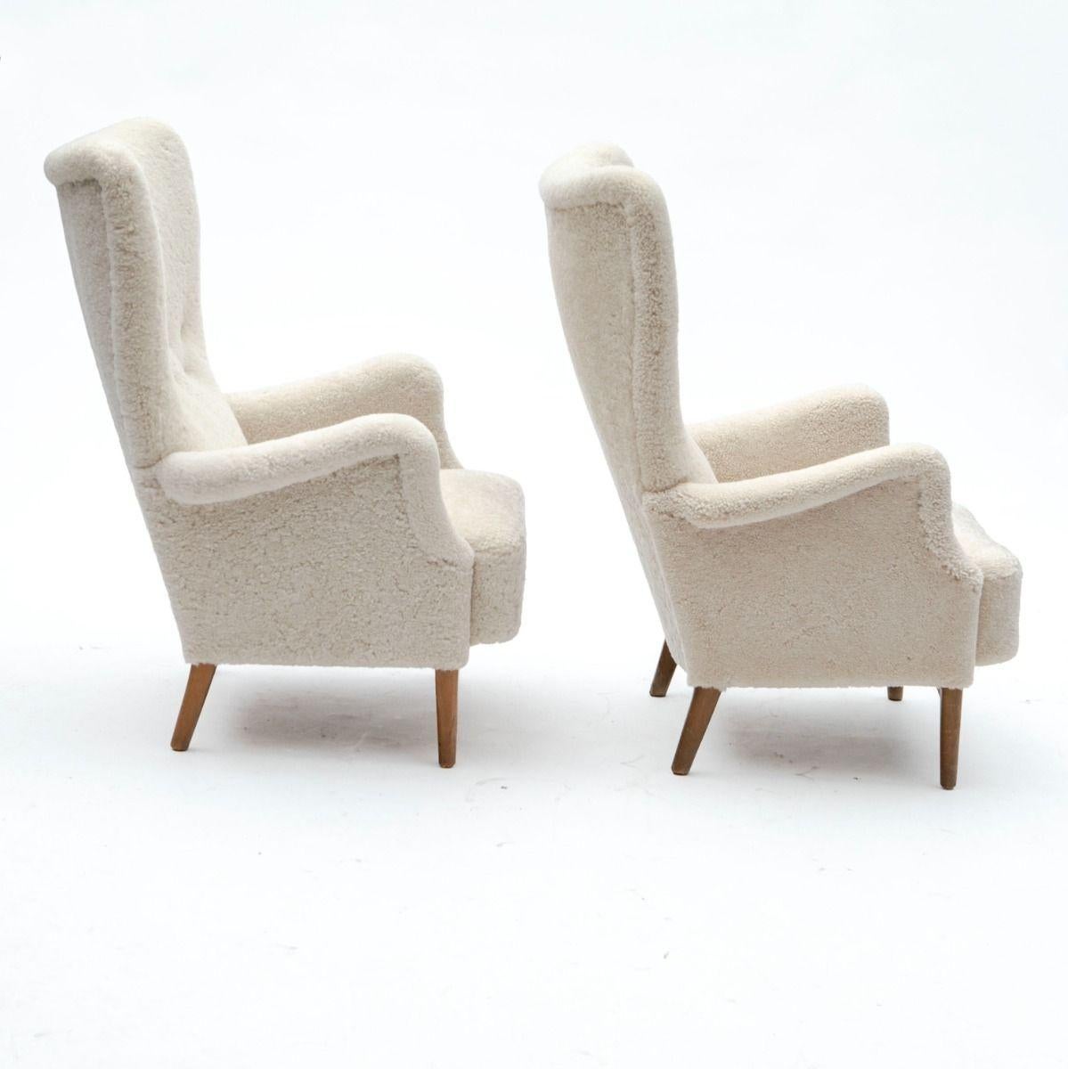 Pair of Fritz Hansen Design Lounge Chairs, reupholstered in Raw White Sheepskin with Light Beech Legs.

This chair features a classic and minimalist design with excellent seating comfort. It was manufactured by Fritz Hansen in the 1940s.

Sold as a