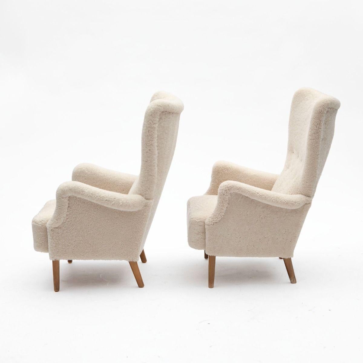 Modern Pair Of Fritz Hansen Design Lounge Chairs For Sale