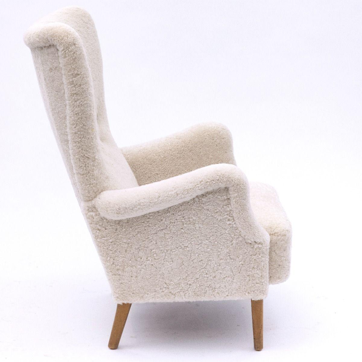Sheepskin Pair Of Fritz Hansen Design Lounge Chairs For Sale