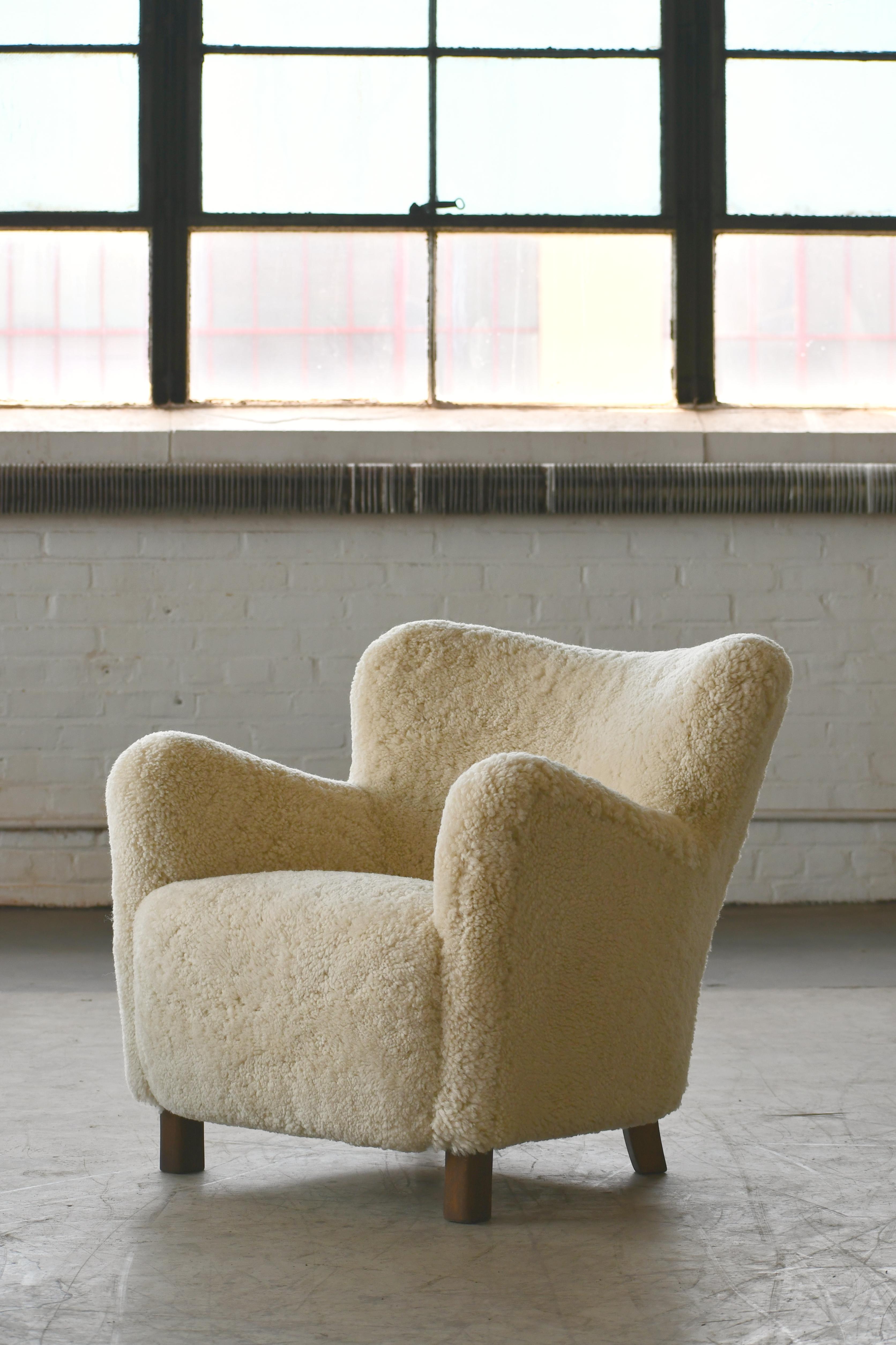 Pair of Fritz Hansen Model 1669 Lounge Chairs in Sheepskin Shearling, 1940s In Excellent Condition In Bridgeport, CT