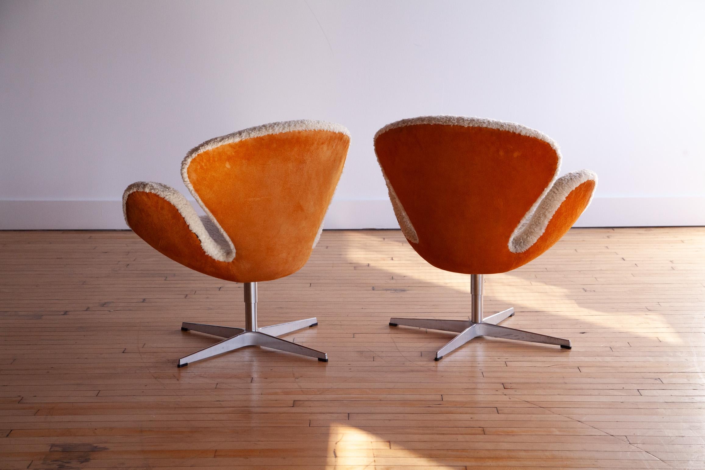 Moderne Paire de chaises Swan de Fritz Hansen - Édition limitée en peau de mouton en vente