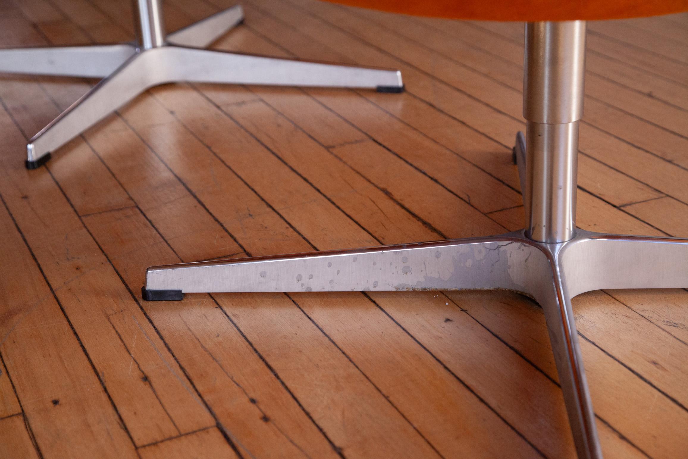 Paire de chaises Swan de Fritz Hansen - Édition limitée en peau de mouton Bon état - En vente à New York, NY